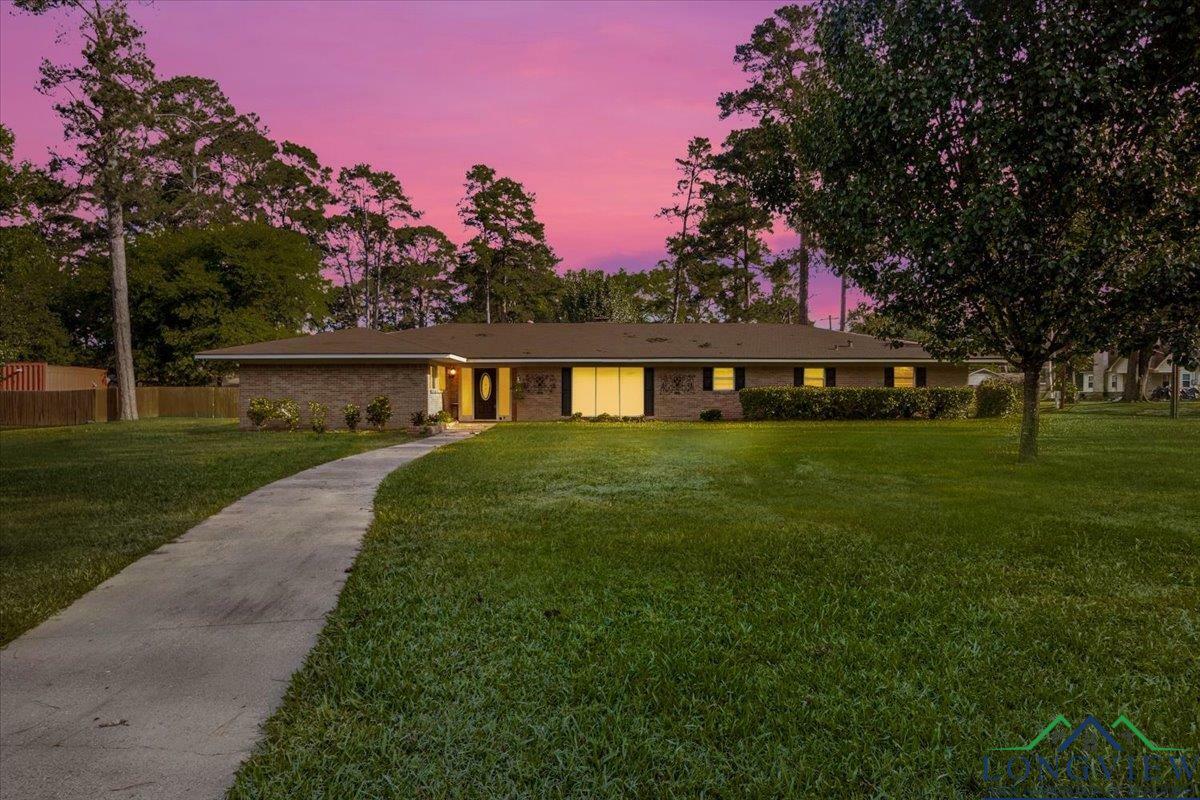 Property Photo: 400 W Perry Pl TX 75633