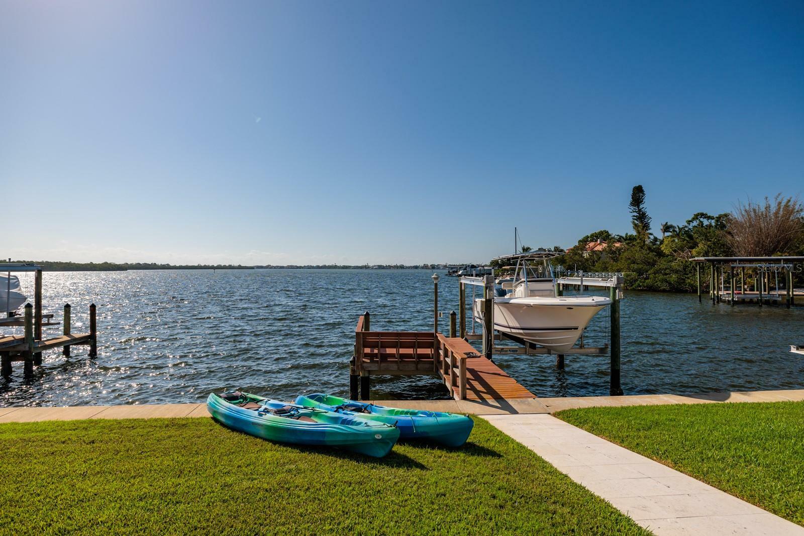 Property Photo: 2096 Tanglewood Way NE FL 33702