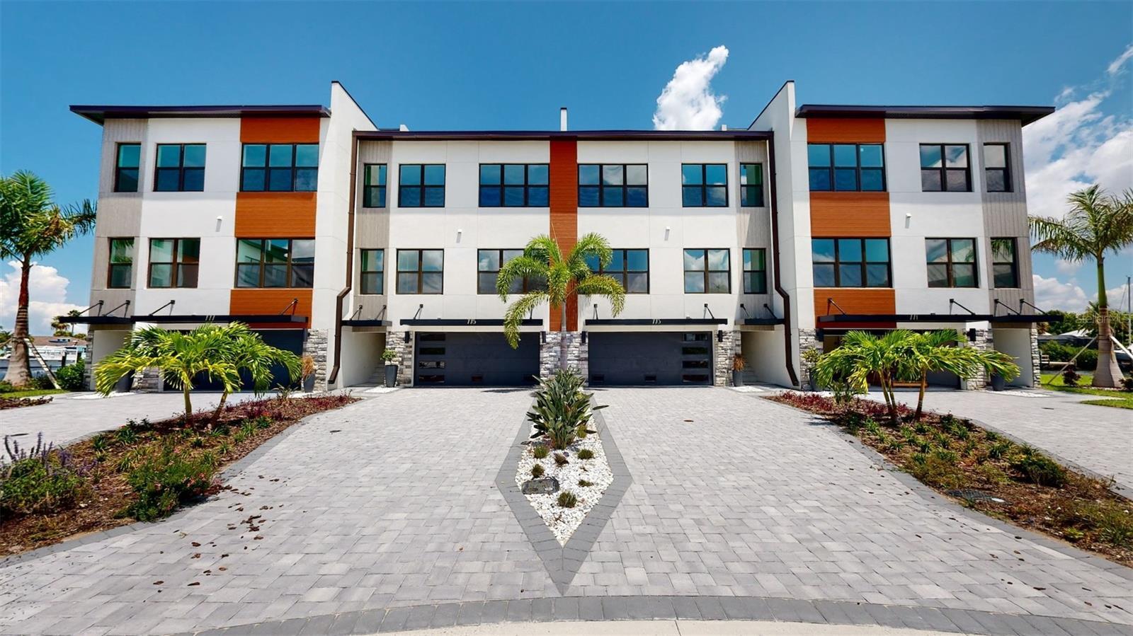 Property Photo: 772 Gran Kaymen Way FL 33572