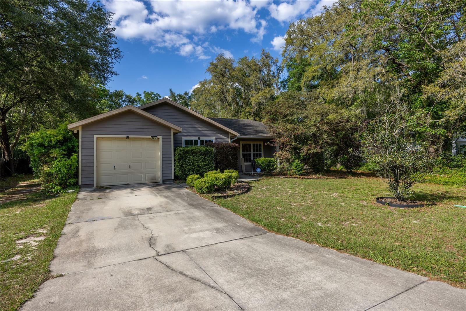 Property Photo: 2416 SE 11th Avenue FL 32641