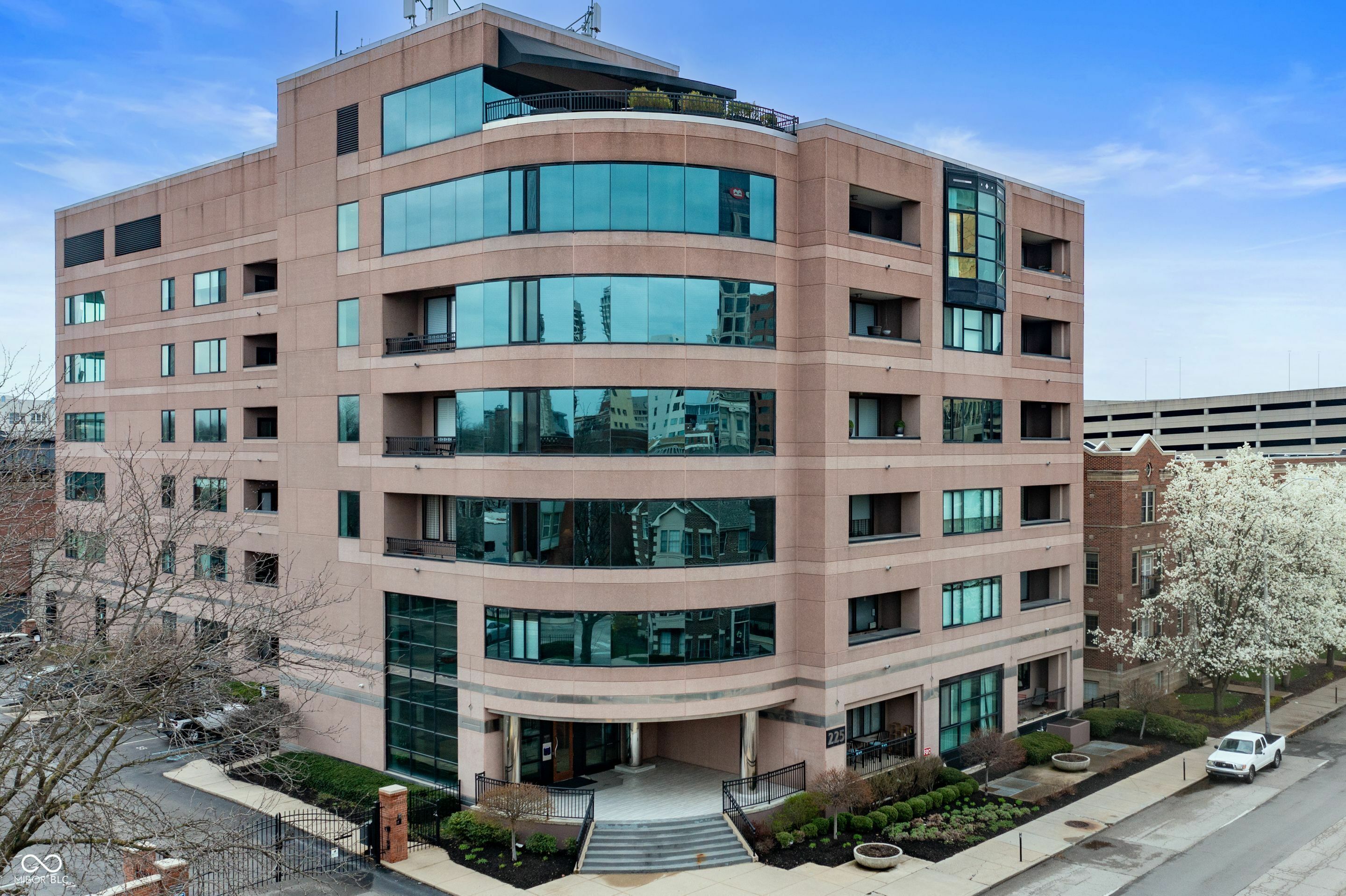Property Photo: 225 N New Jersey Street Apt 48 IN 46204