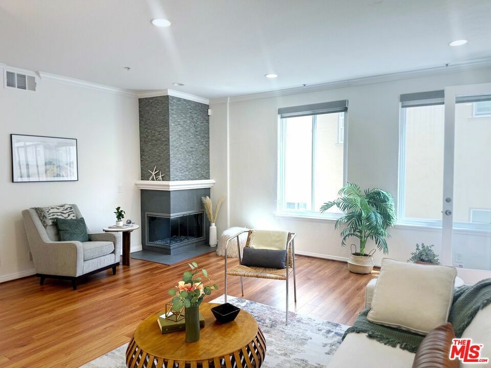 Property Photo: 14271 Dickens Street 102 CA 91423