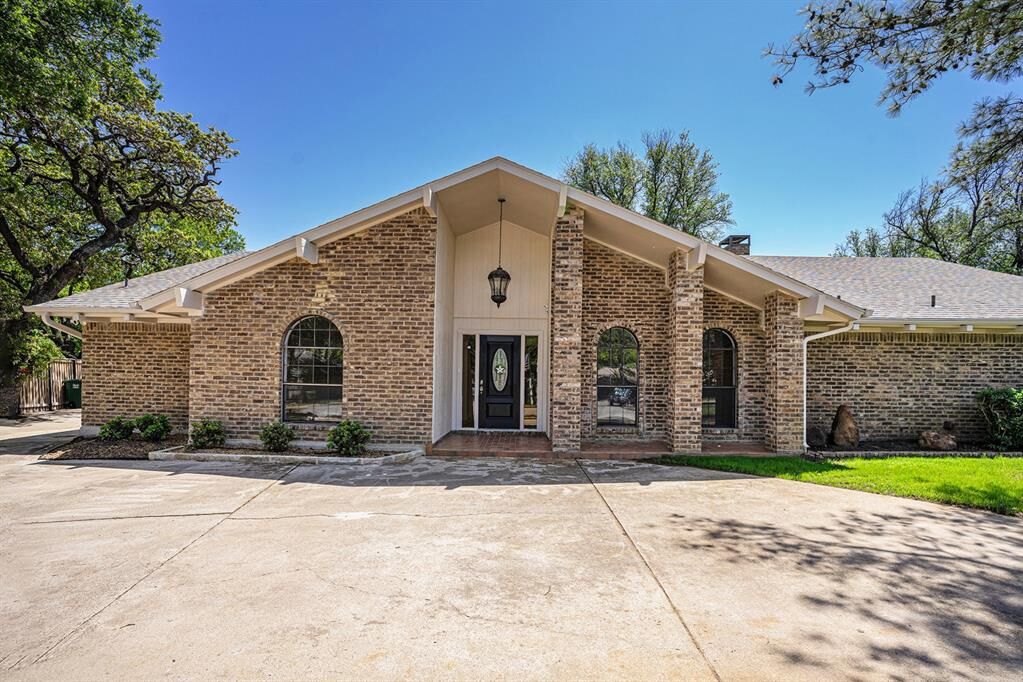 Property Photo:  713 Havenwood Lane S  TX 76112 