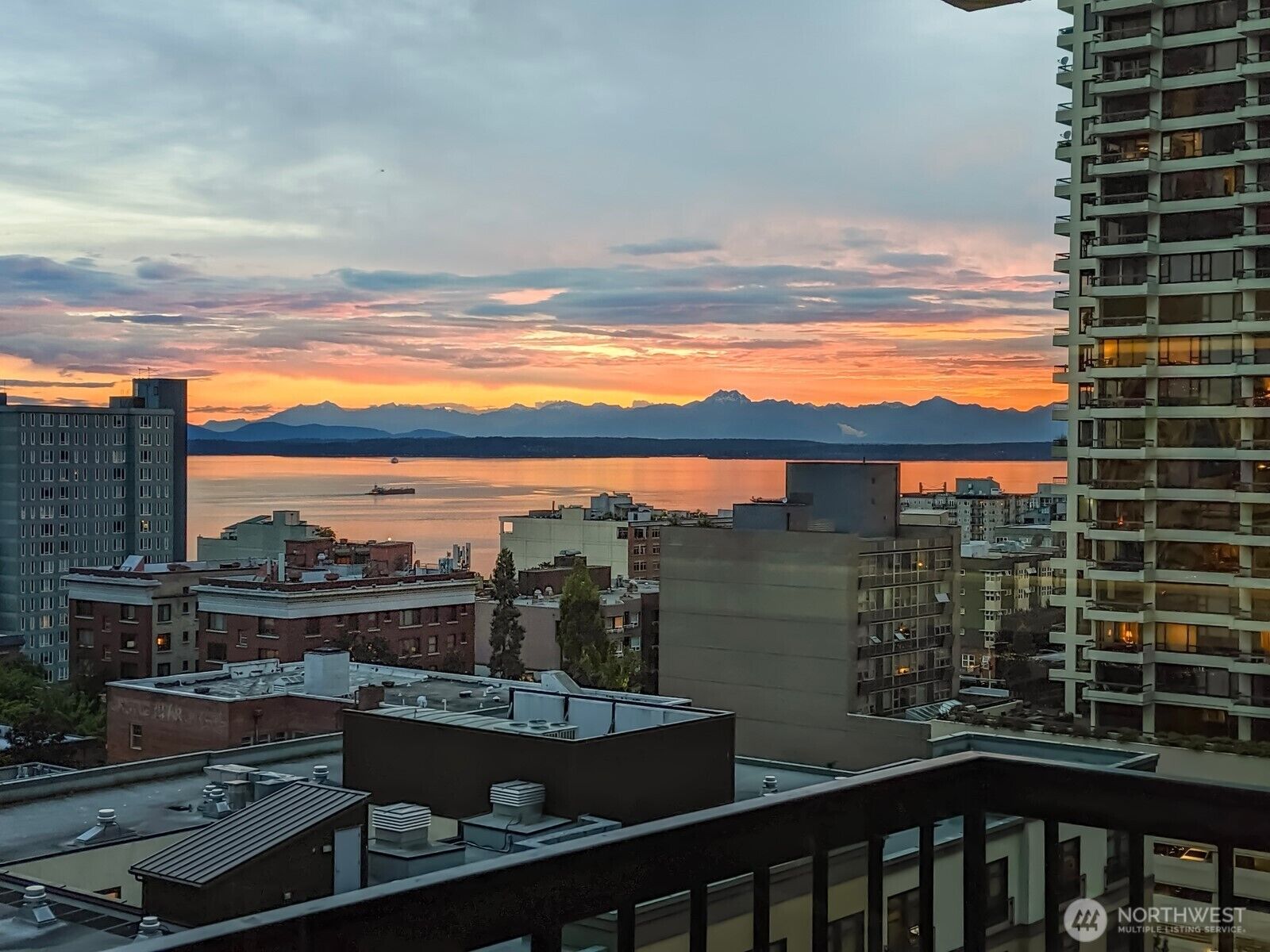 Property Photo:  2100  3rd Avenue 1202  WA 98121 