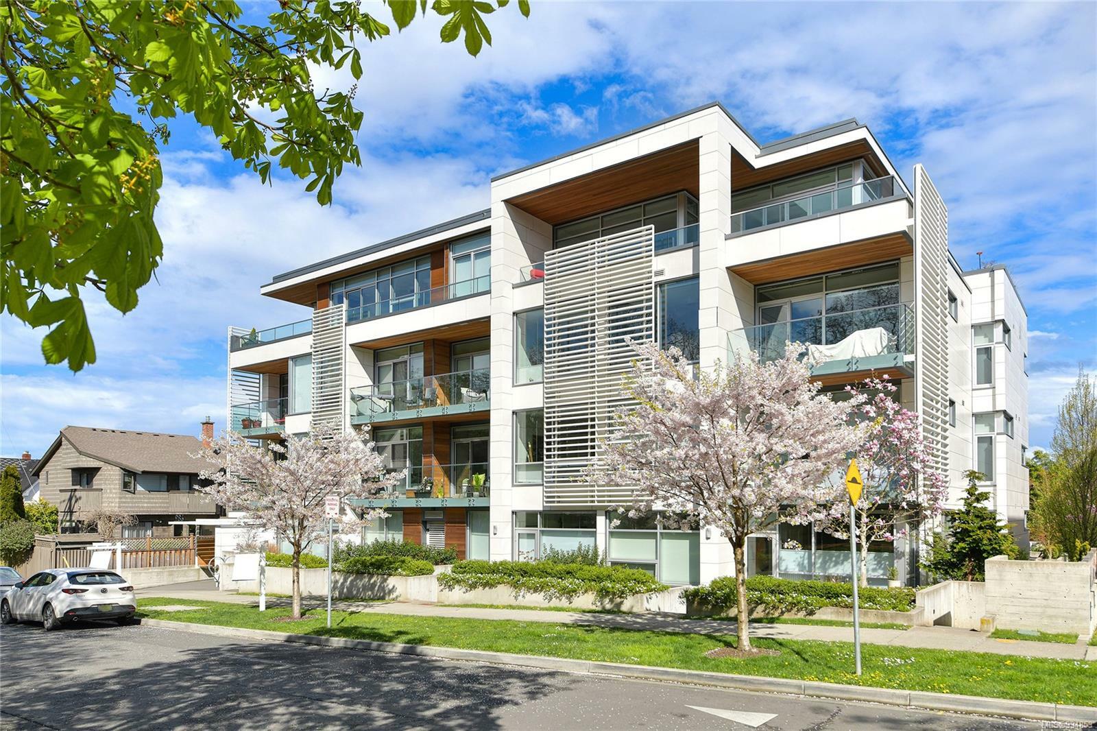 Property Photo: 986 Heywood Ave 103 BC V8V 2Y6