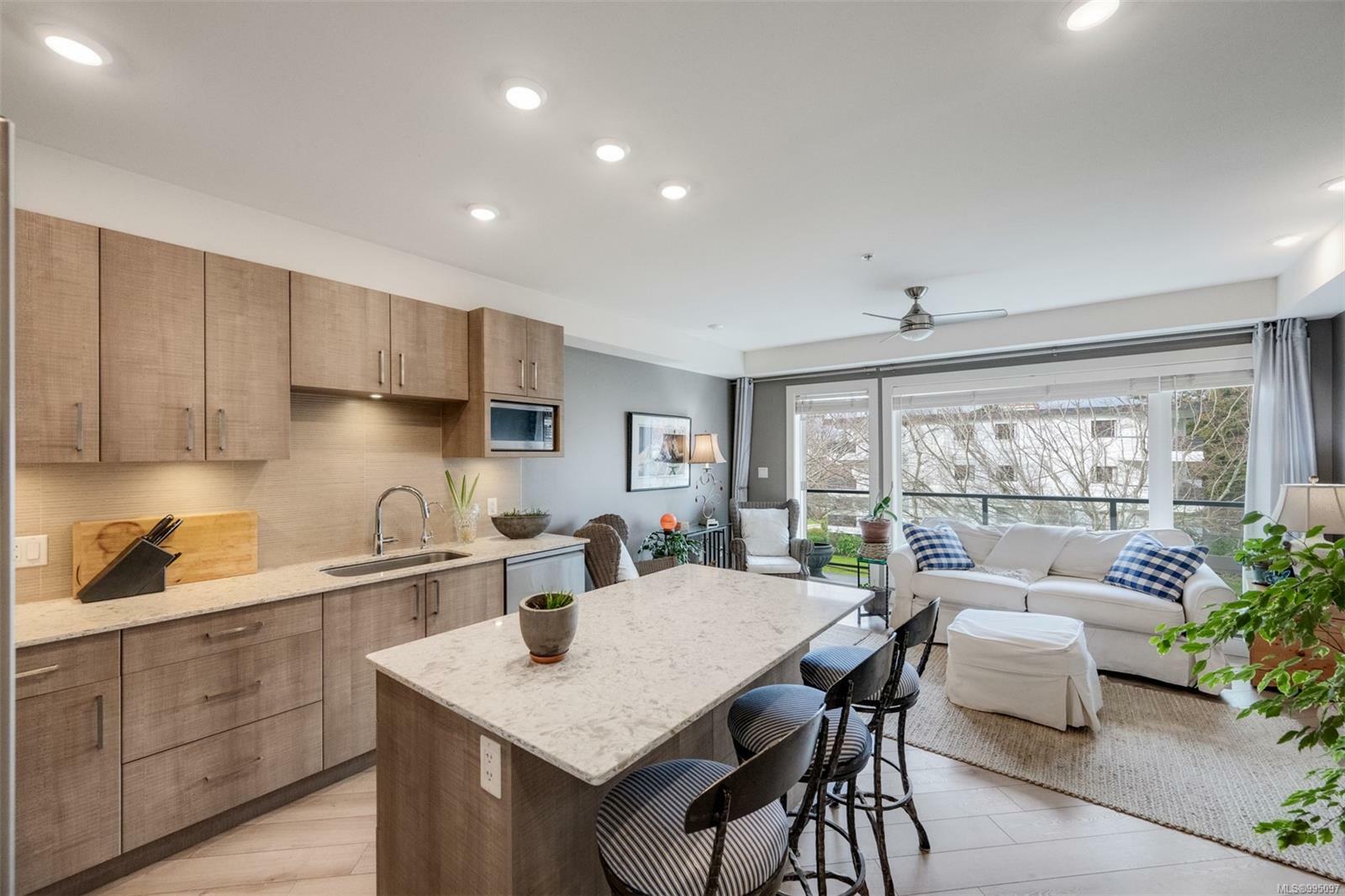 Property Photo: 300 Michigan St 303 BC V8V 1R5