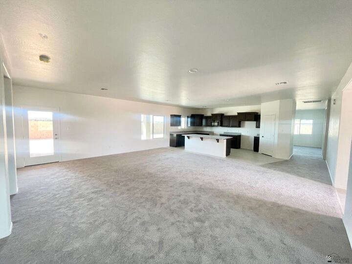 Property Photo: 5709 E 44th Pl AZ 85365