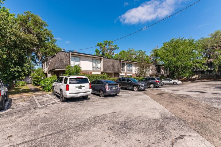 Property Photo:  1700 SW 16th Court M4  FL 32608 