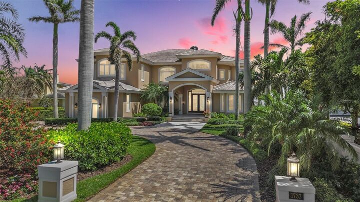 Property Photo: 1737 Brightwaters Boulevard NE FL 33704