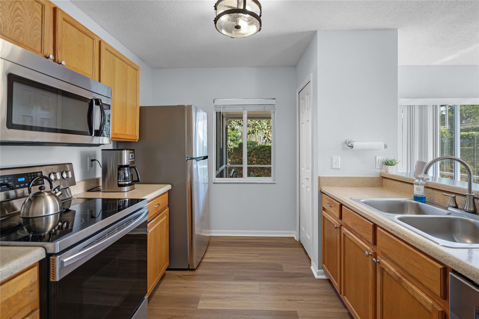 Property Photo: 1601 Fluorshire Drive FL 33511