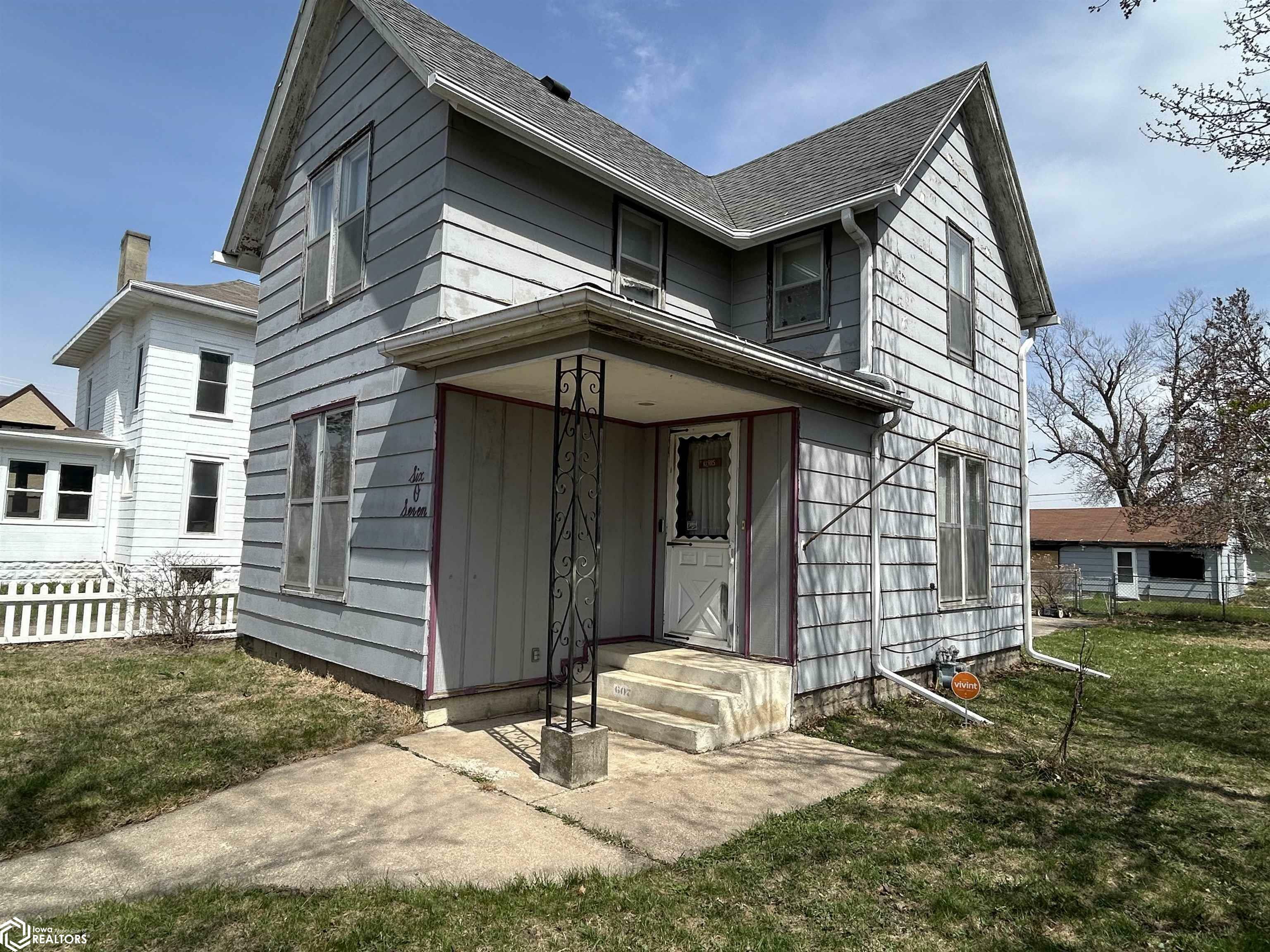 Property Photo: 607 N 2nd Avenue IA 50158