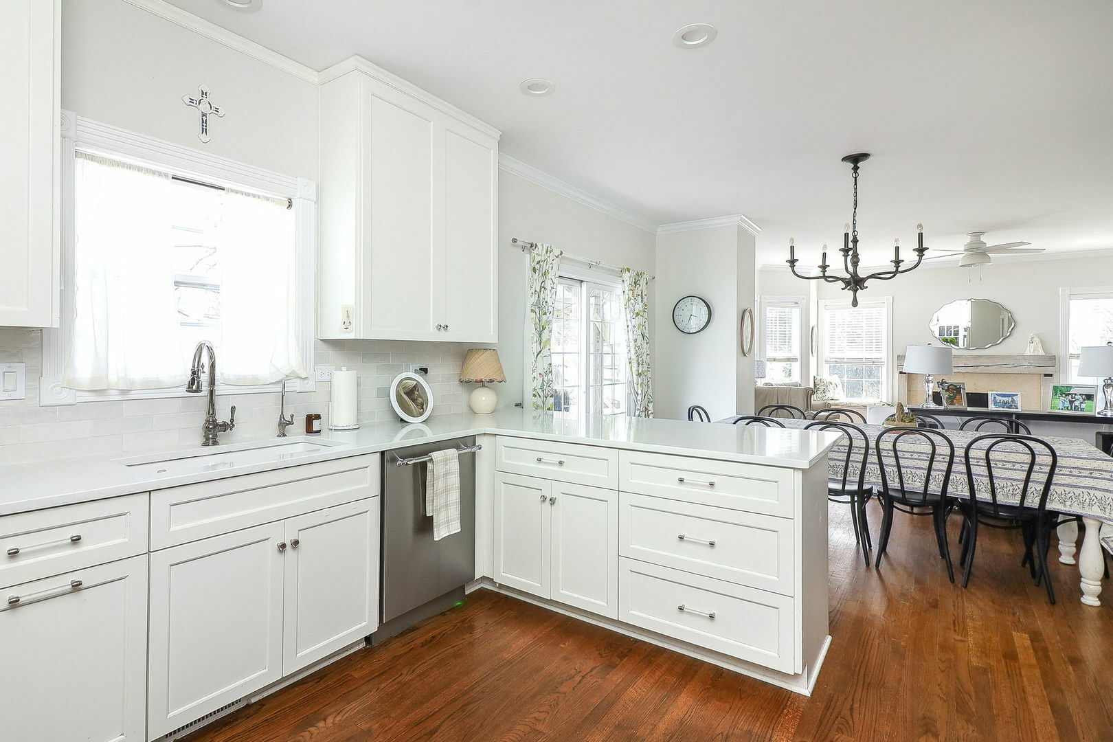 Property Photo: 1614 Sawyer Avenue IL 60137