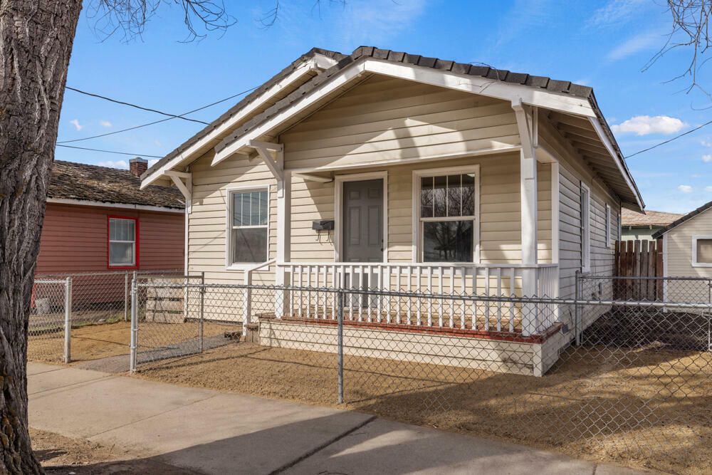 Property Photo: 1610 Division Street OR 97601