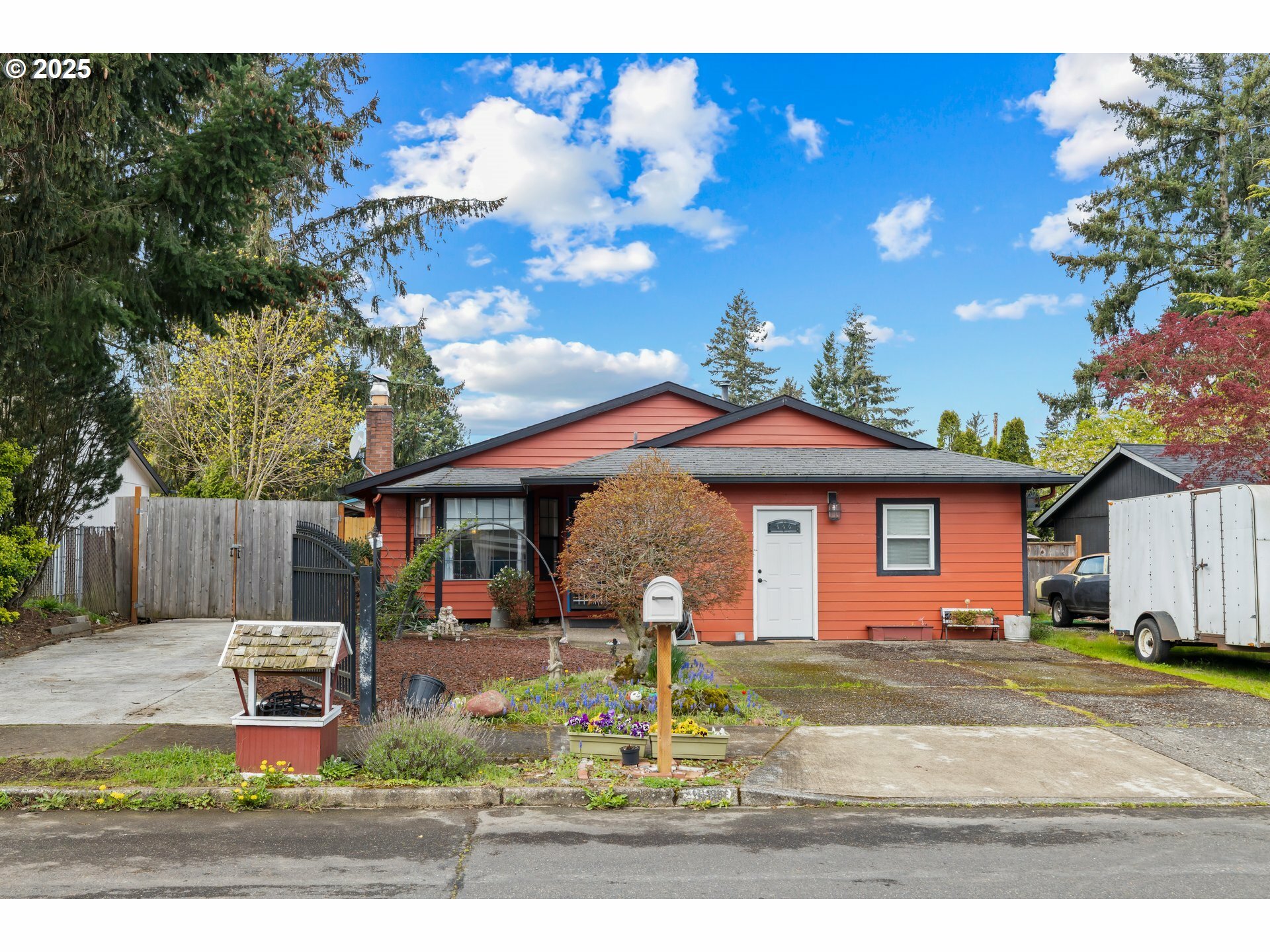 Property Photo: 923 NE 193rd Ave OR 97230