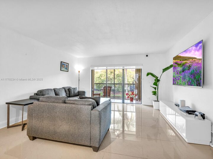 Property Photo: 398 Lakeview Dr 205 FL 33326