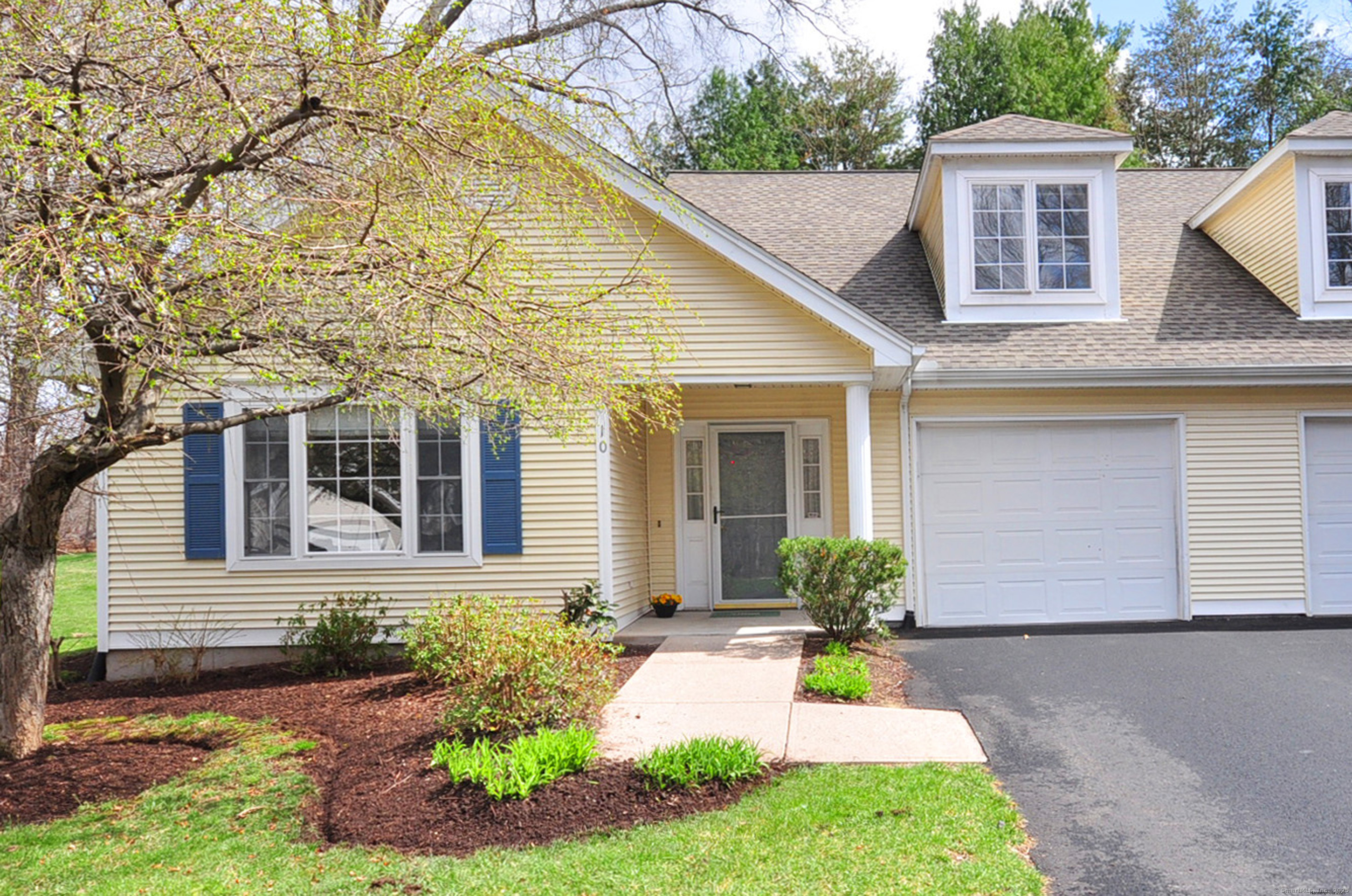 Property Photo: 10 Tabor Circle 10 CT 06117