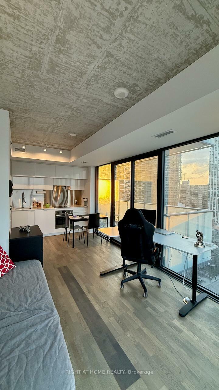 Property Photo: 185 Roehampton Avenue 1405 ON M4P 0C6