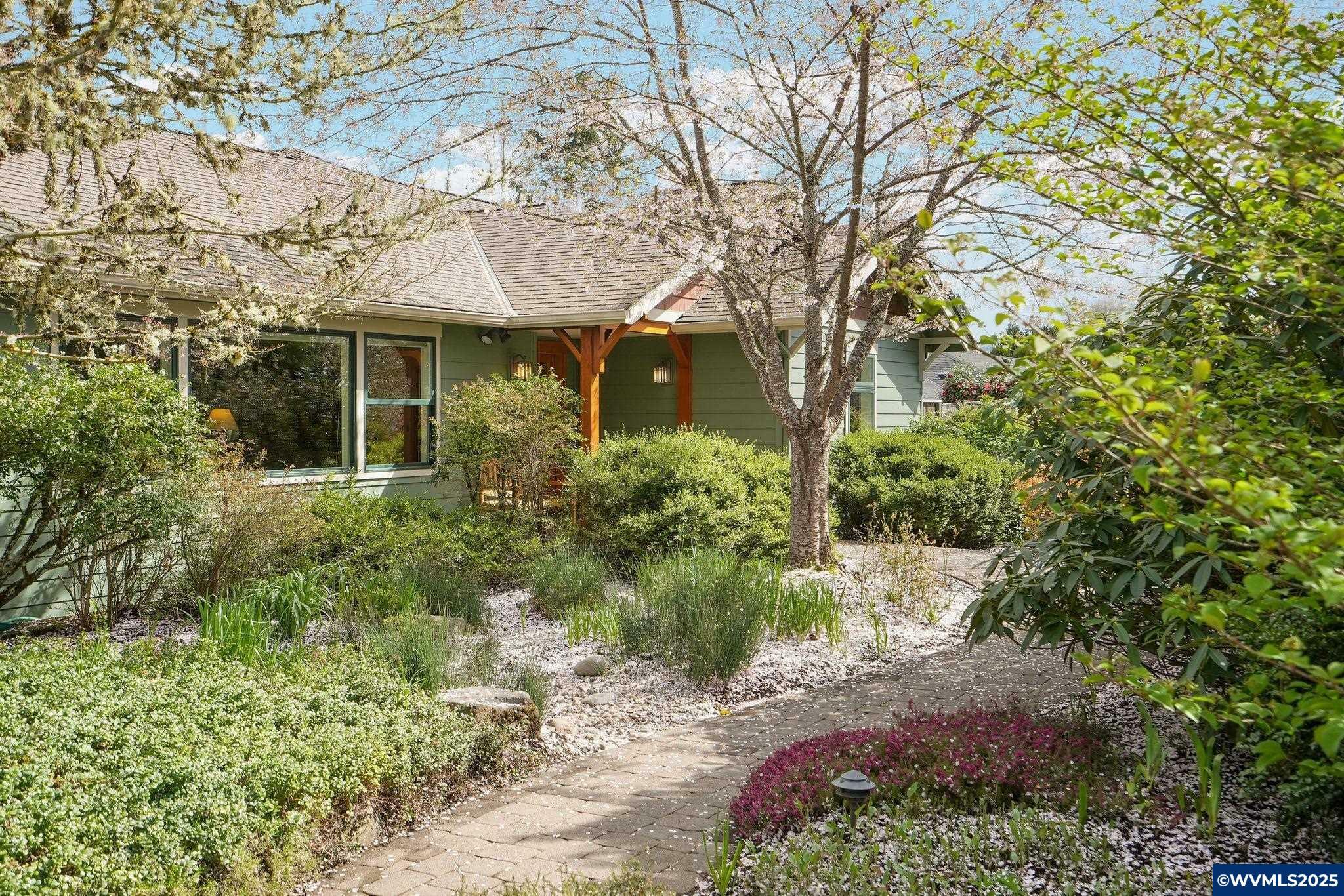 Property Photo: 915 NW 36th St OR 97330
