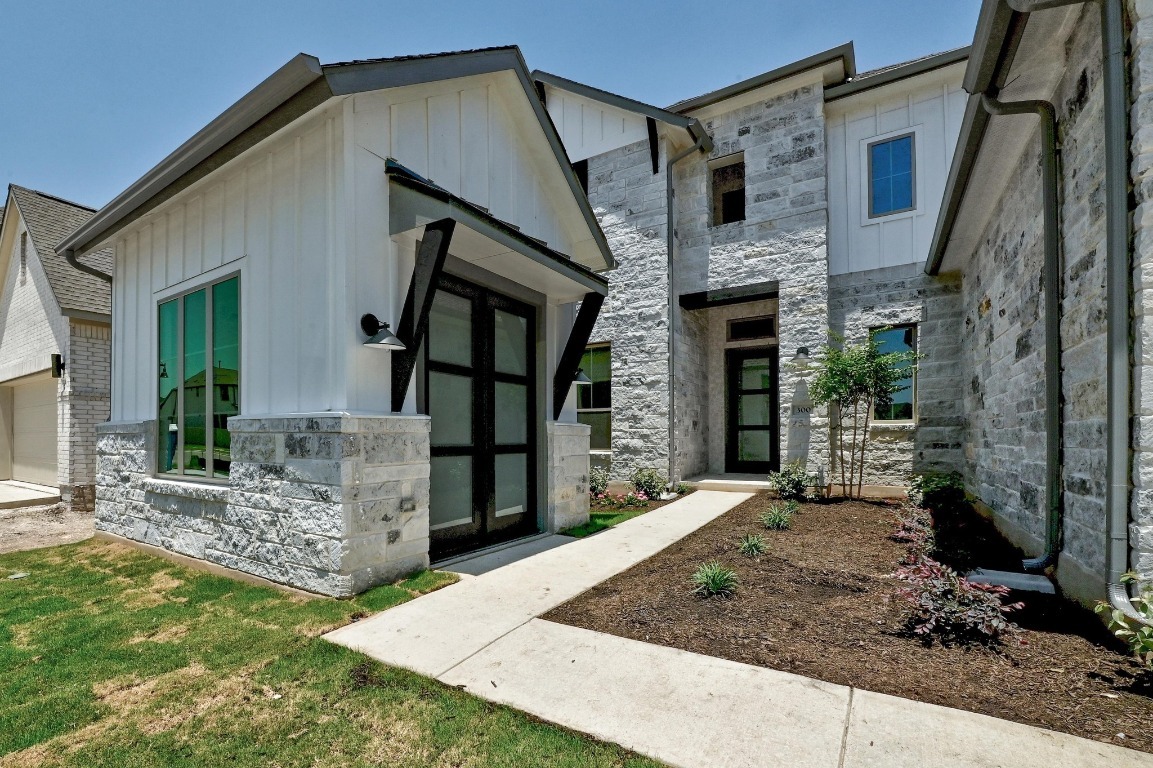 Property Photo: 300 Echo Pass TX 78642