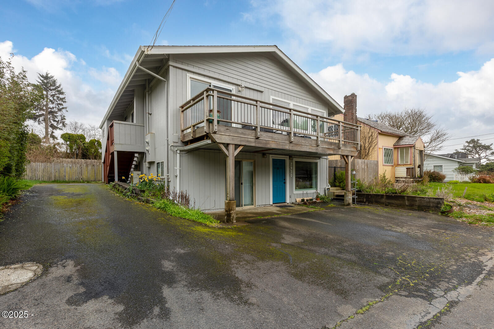 Property Photo: 2950 SW Beach Avenue OR 97367