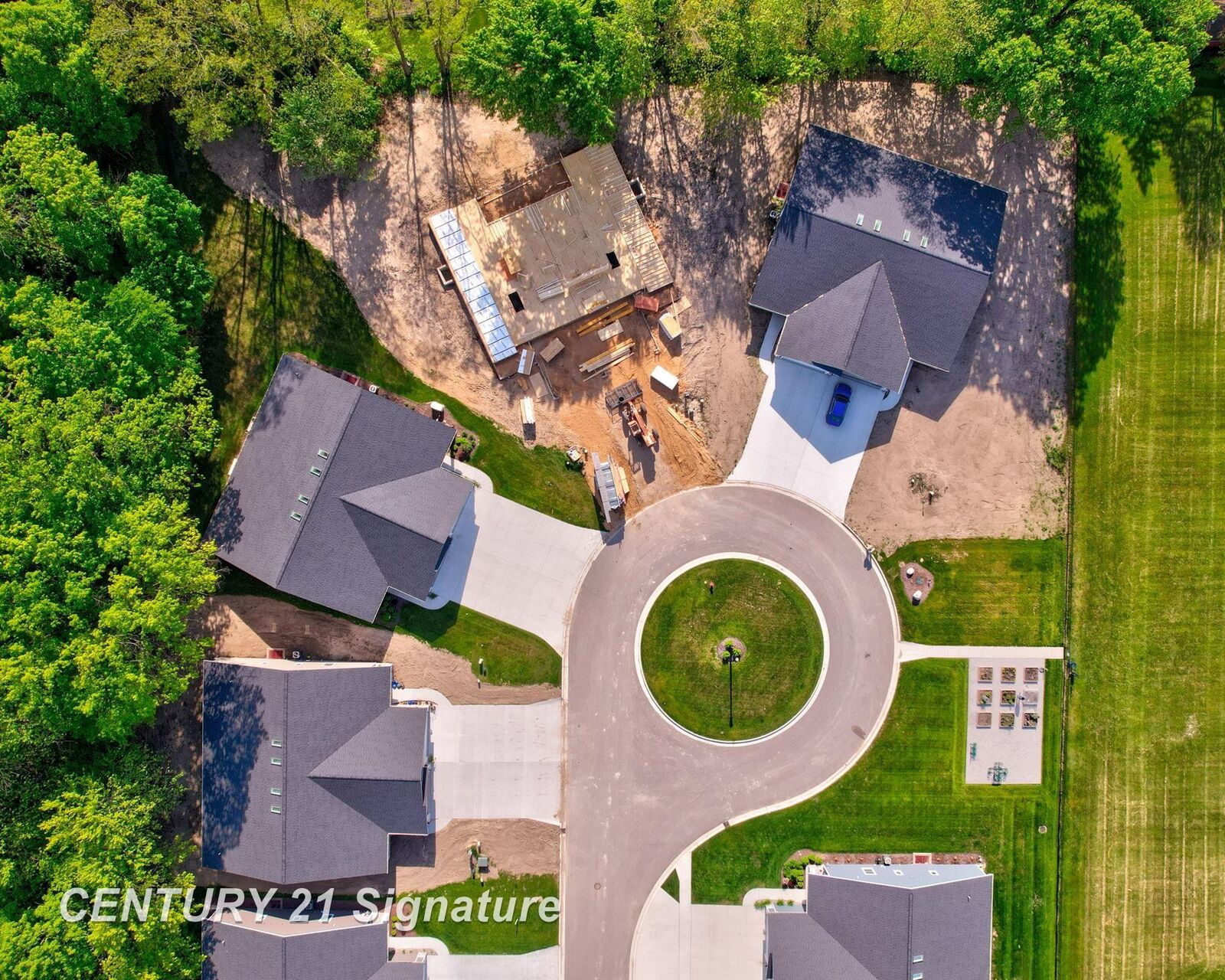 Property Photo:  4211 Woodburn Court  MI 48603 