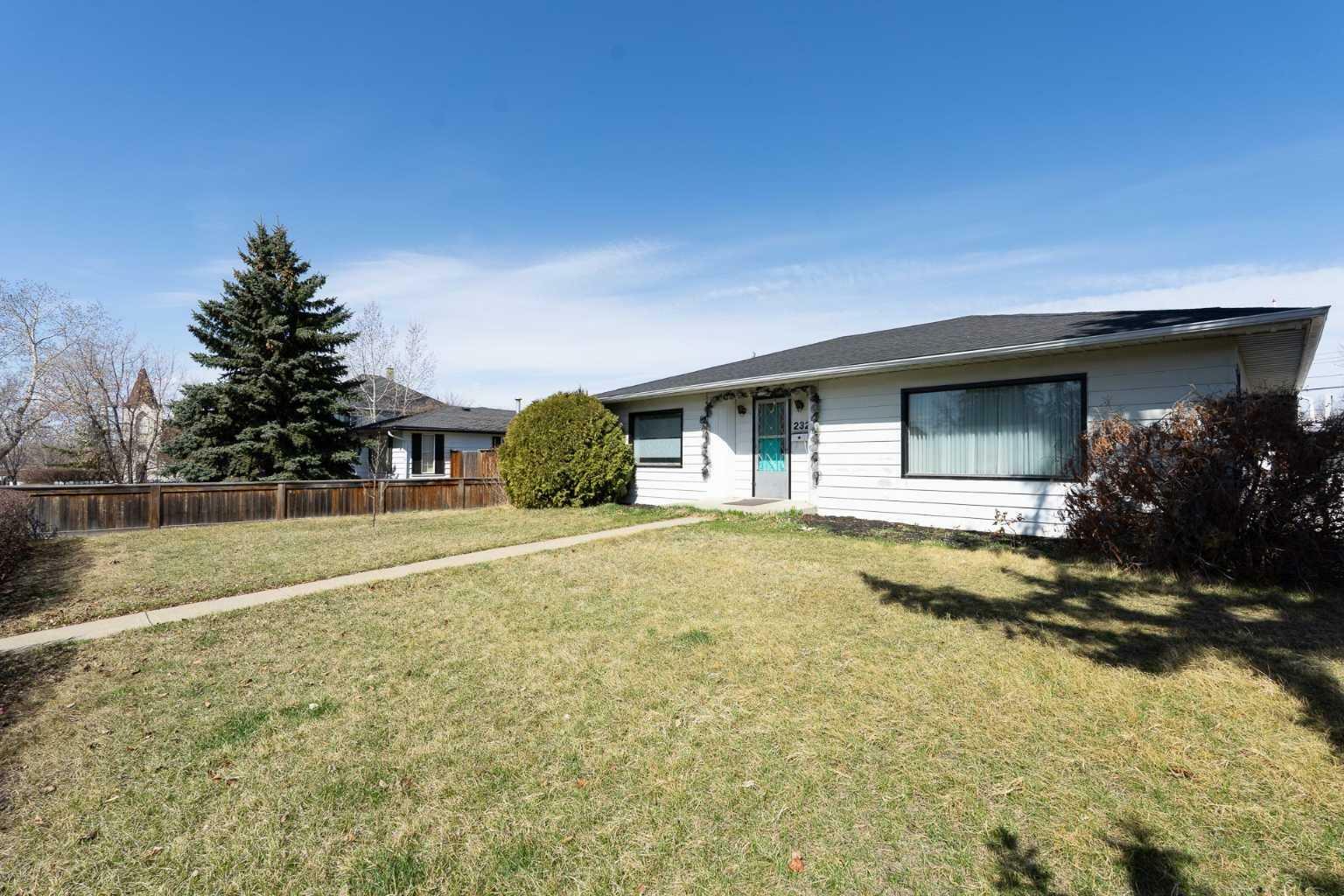 Photo de la propriété: 232 1 Avenue NE AB T4B 0R4