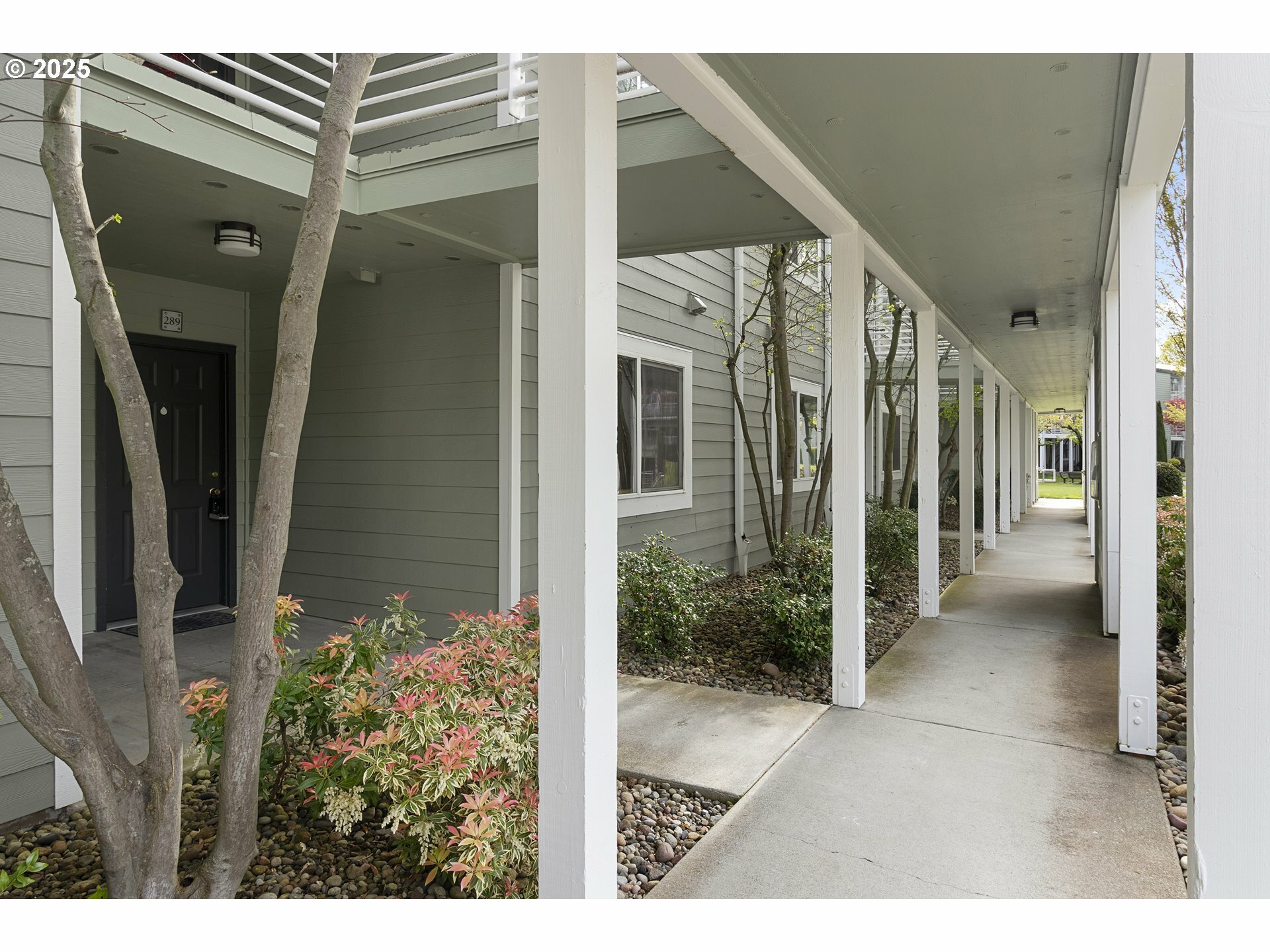 Property Photo: 289 N Hayden Bay Dr OR 97217