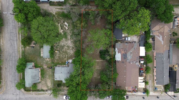 Property Photo: 833 Gladstone TX 78225