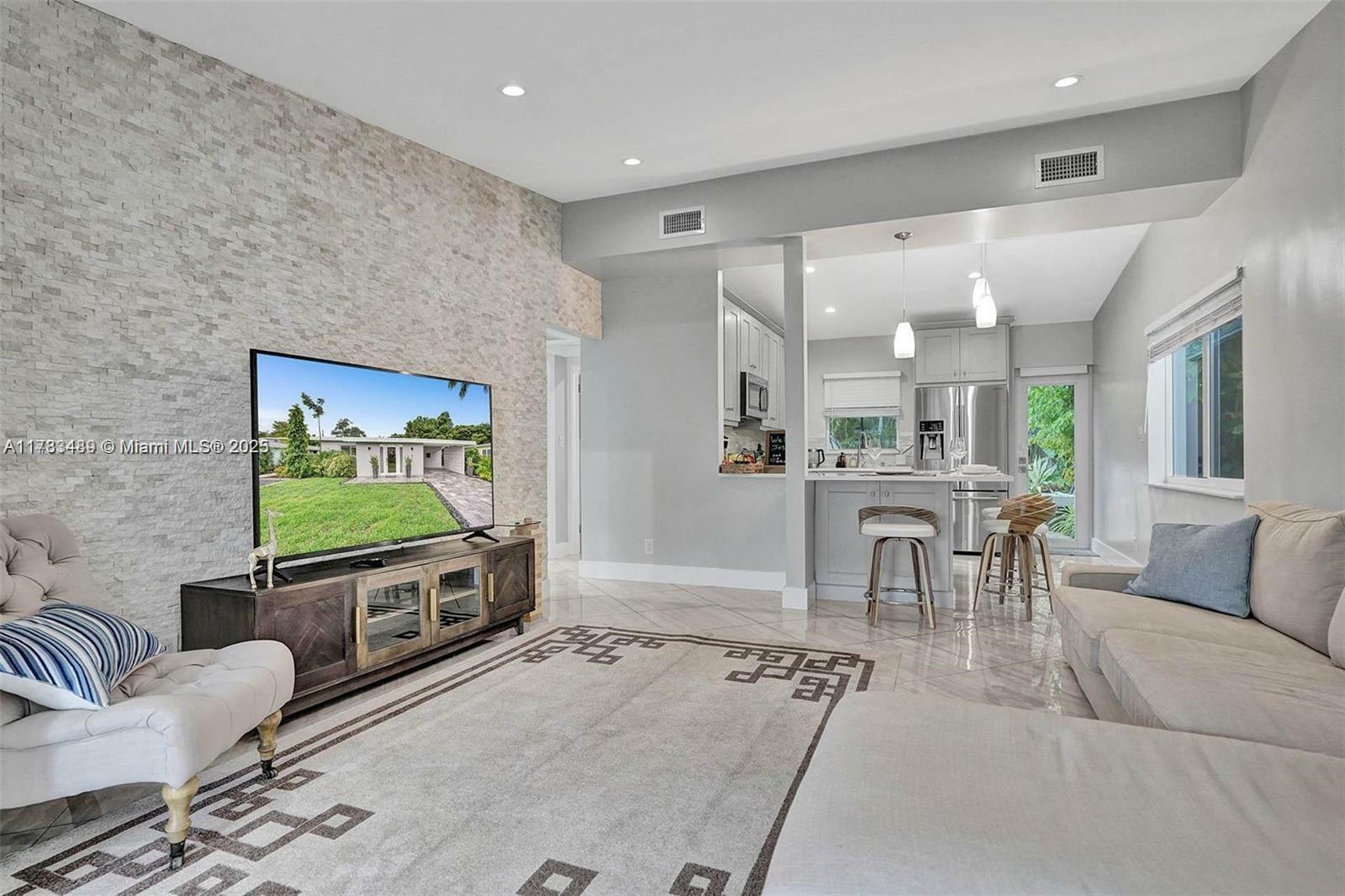 Property Photo: 1621 N Victoria Park Rd FL 33305