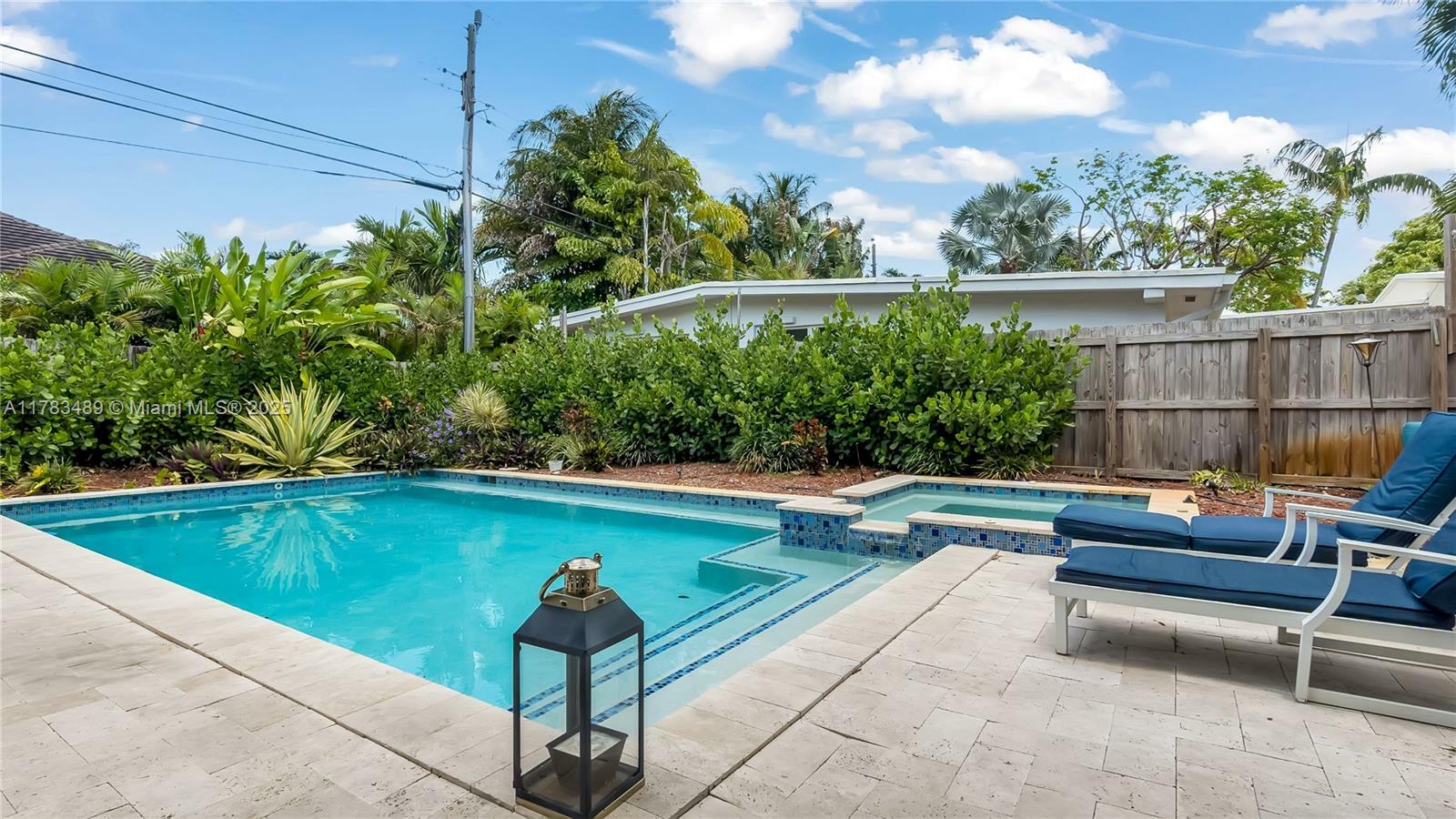 Property Photo: 1621 N Victoria Park Rd FL 33305