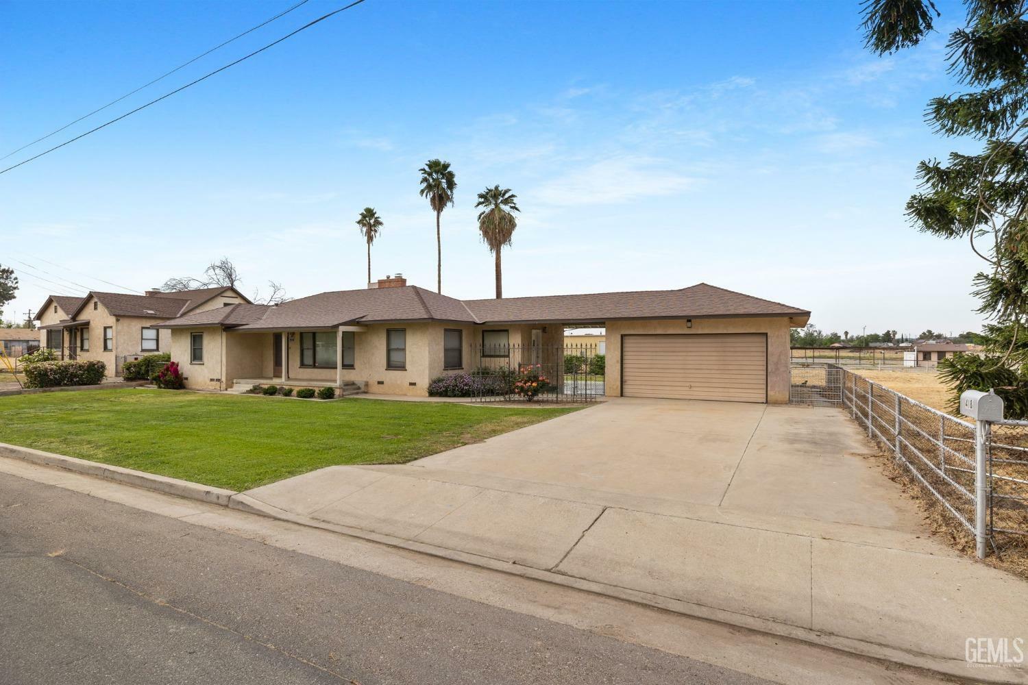 Property Photo: 418 E Belle Terrace CA 93307