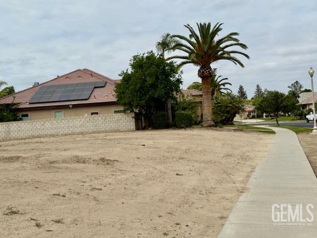 Property Photo: 2401 Parkgate Street CA 93311