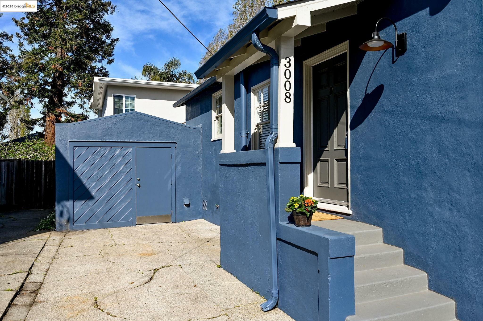 Property Photo: 3008 Deakin St CA 94705