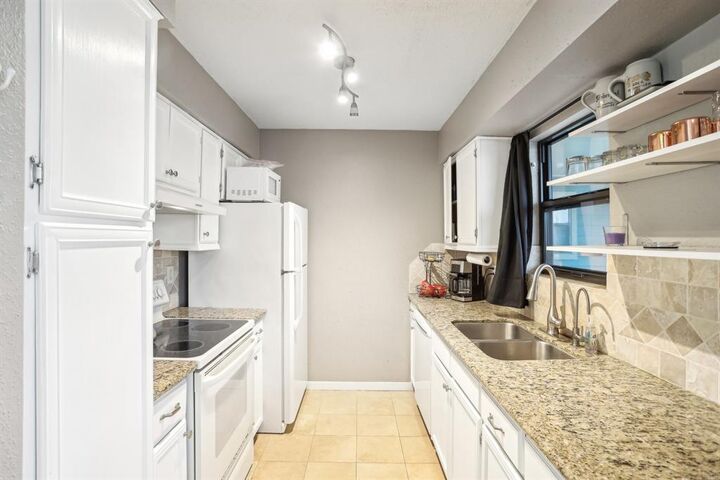 Property Photo:  101 Stratford Street 103  TX 77006 