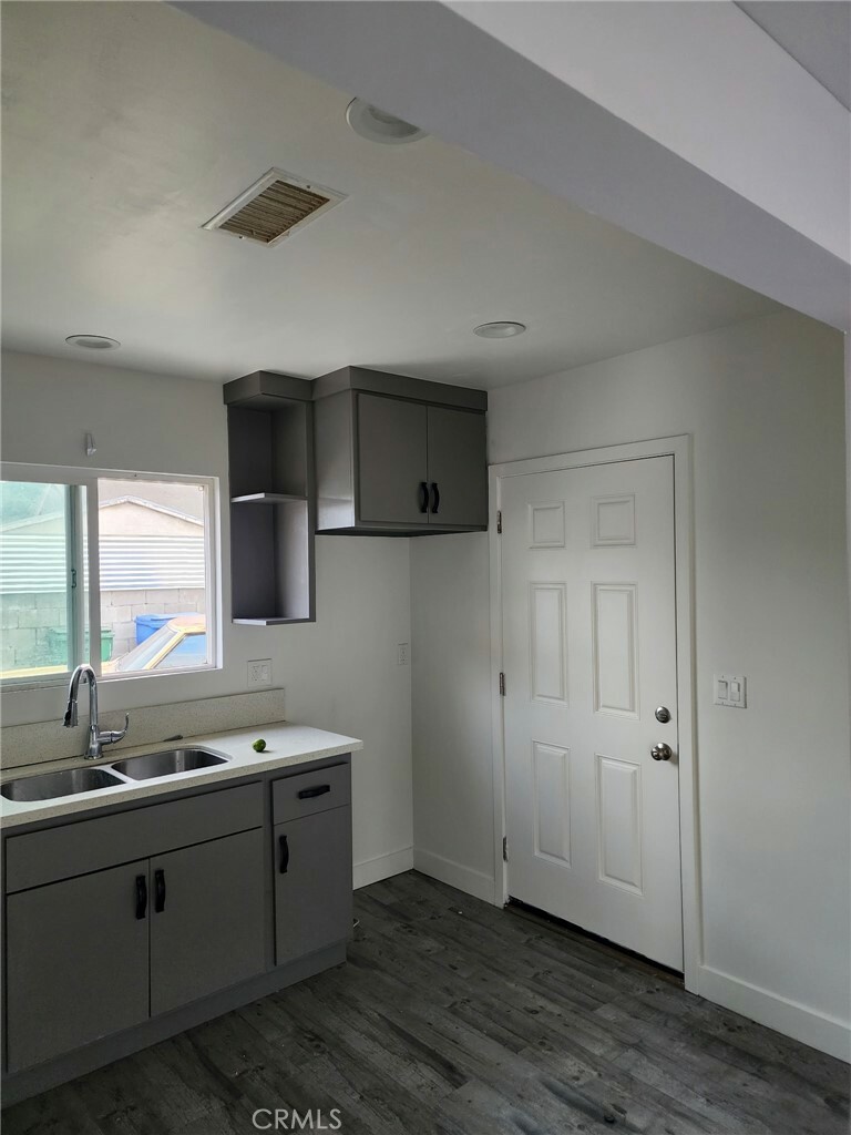 1020 W 47th Street  Los Angeles CA 90037 photo