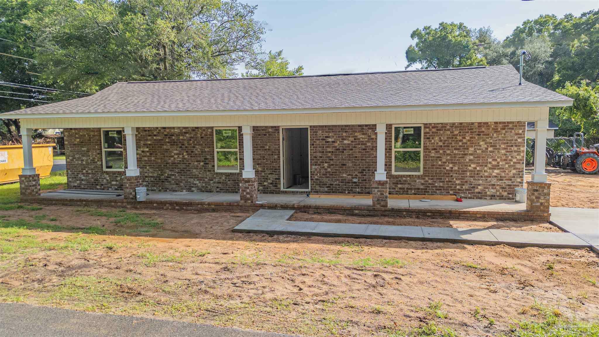Property Photo: 220 Broadmoor Ln FL 32507