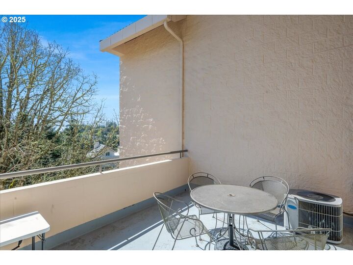 Property Photo:  6645 W Burnside St 550  OR 97210 