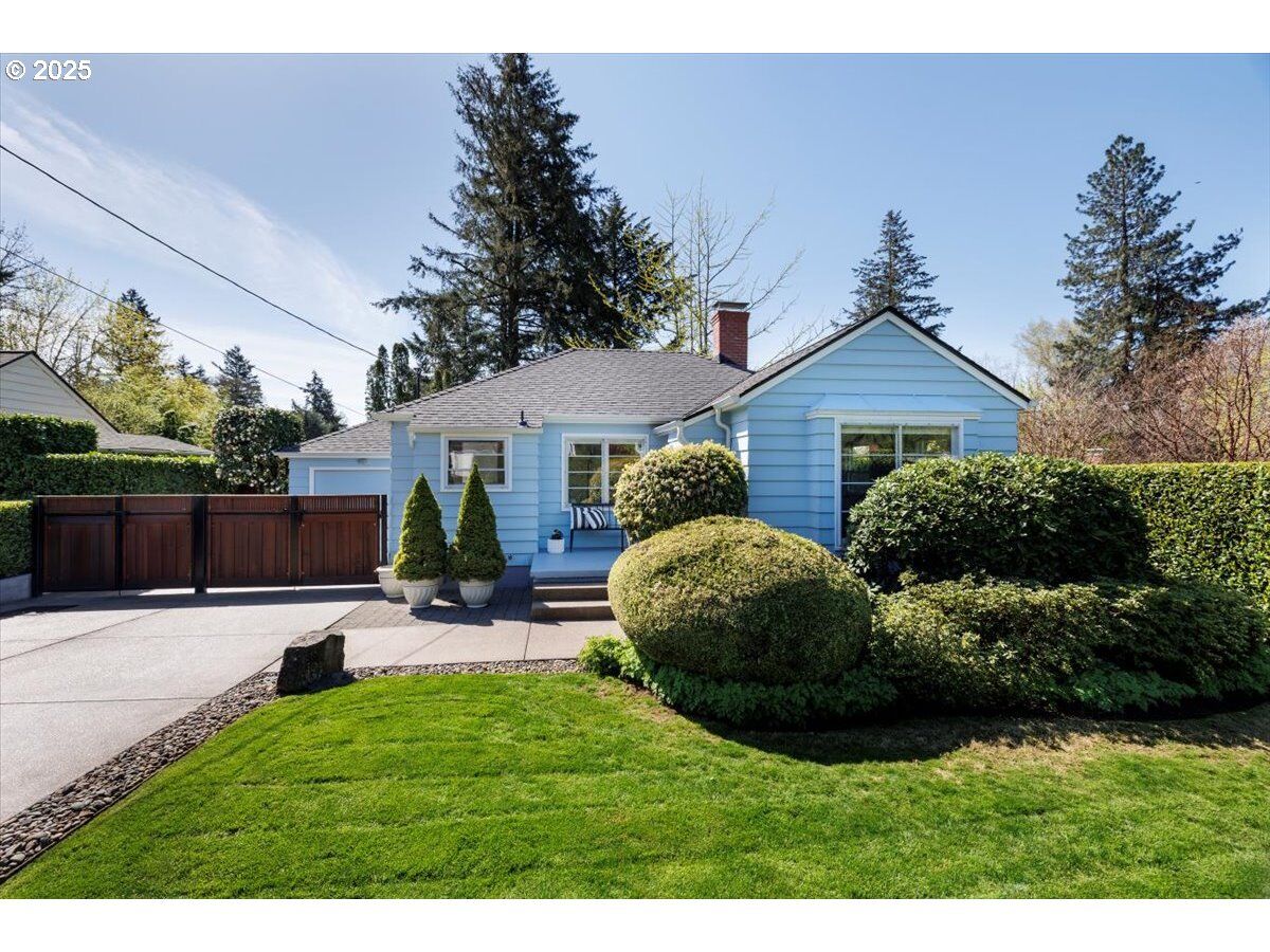 Property Photo:  4970 SW 31st Dr  OR 97239 