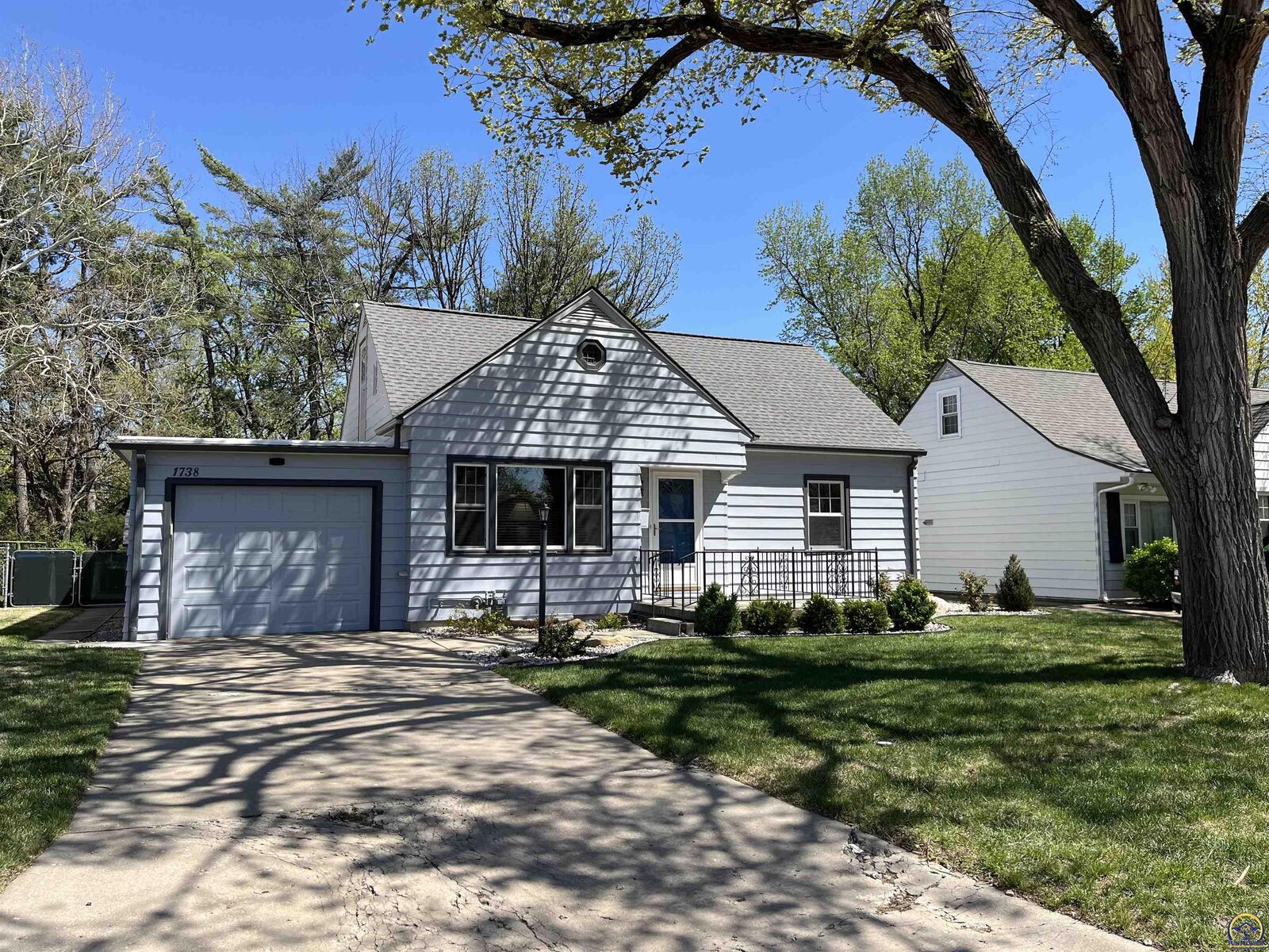 Property Photo:  1738 SW Atwood Ave  KS 66604 
