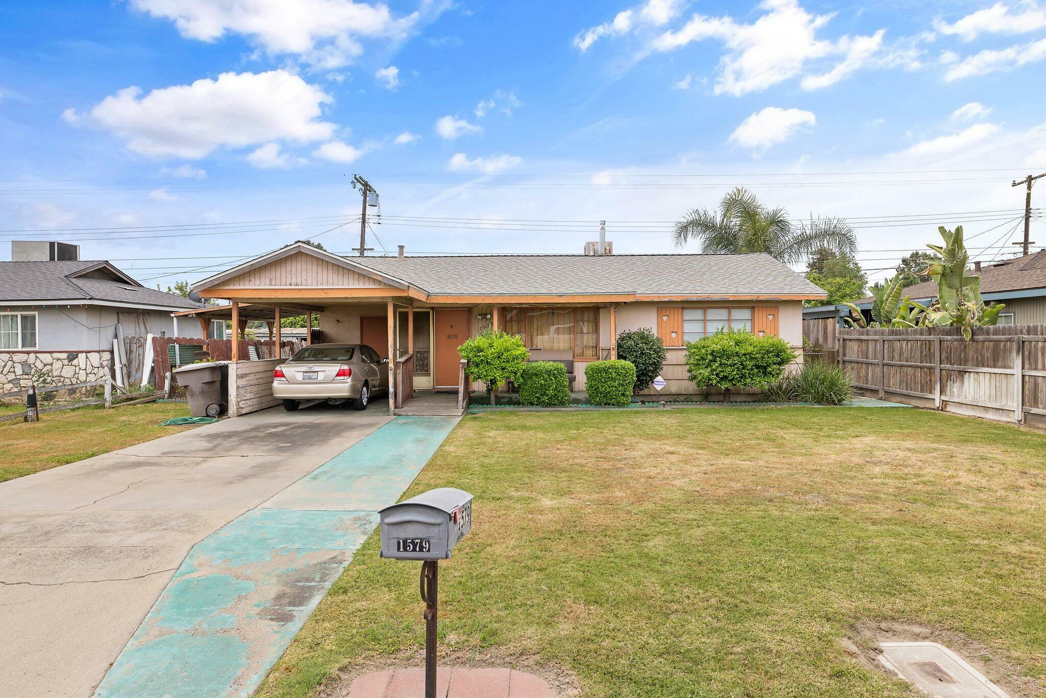 Property Photo: 1579 E Sierra Avenue CA 93274