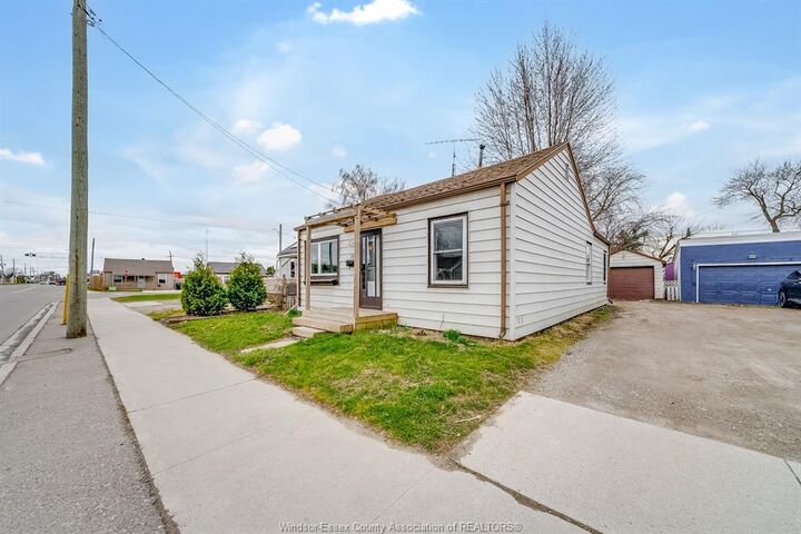 Photo de la propriété: 16 McNaughton Avenue ON N8A 1R8