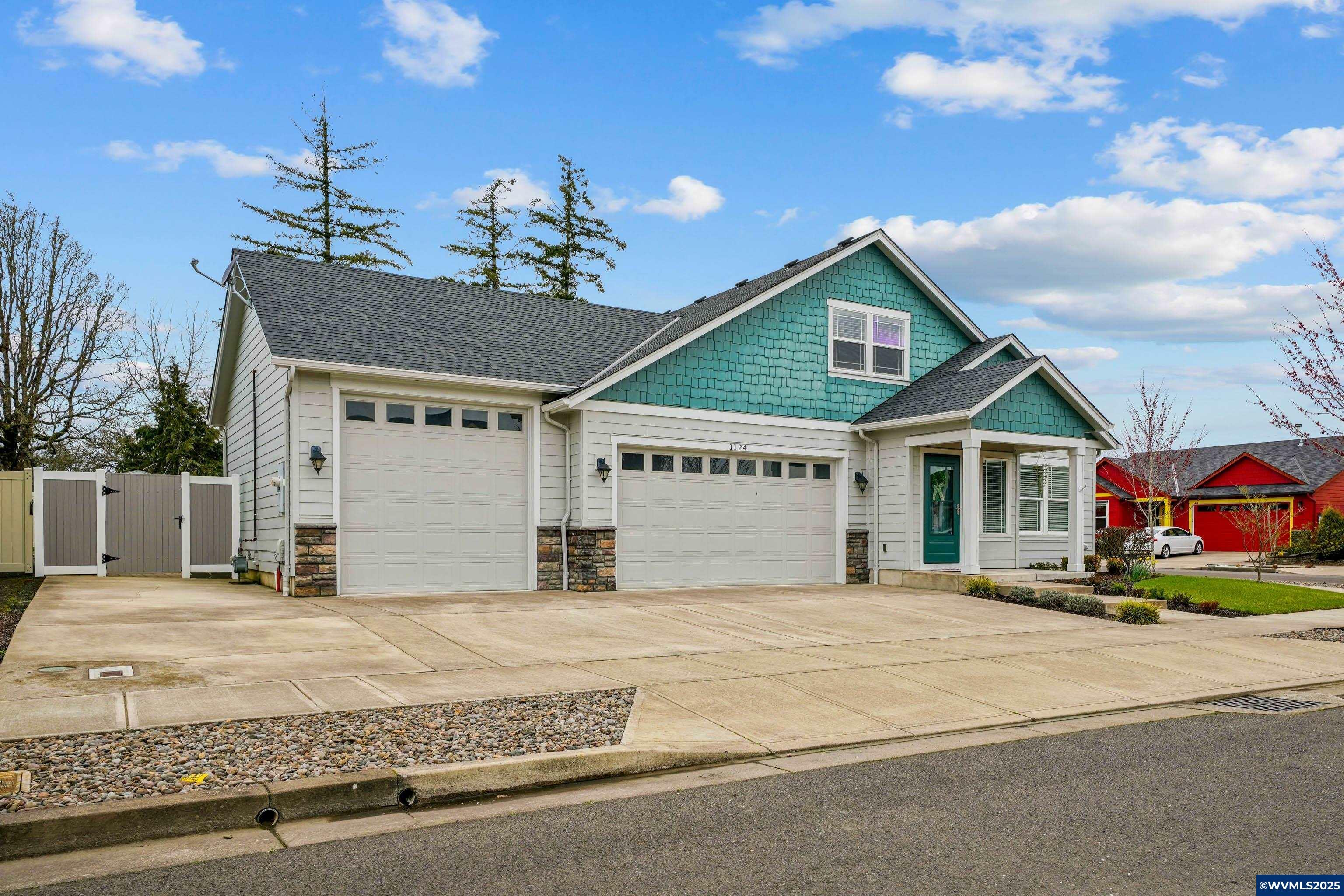 Property Photo: 1124 S 9th St OR 97351