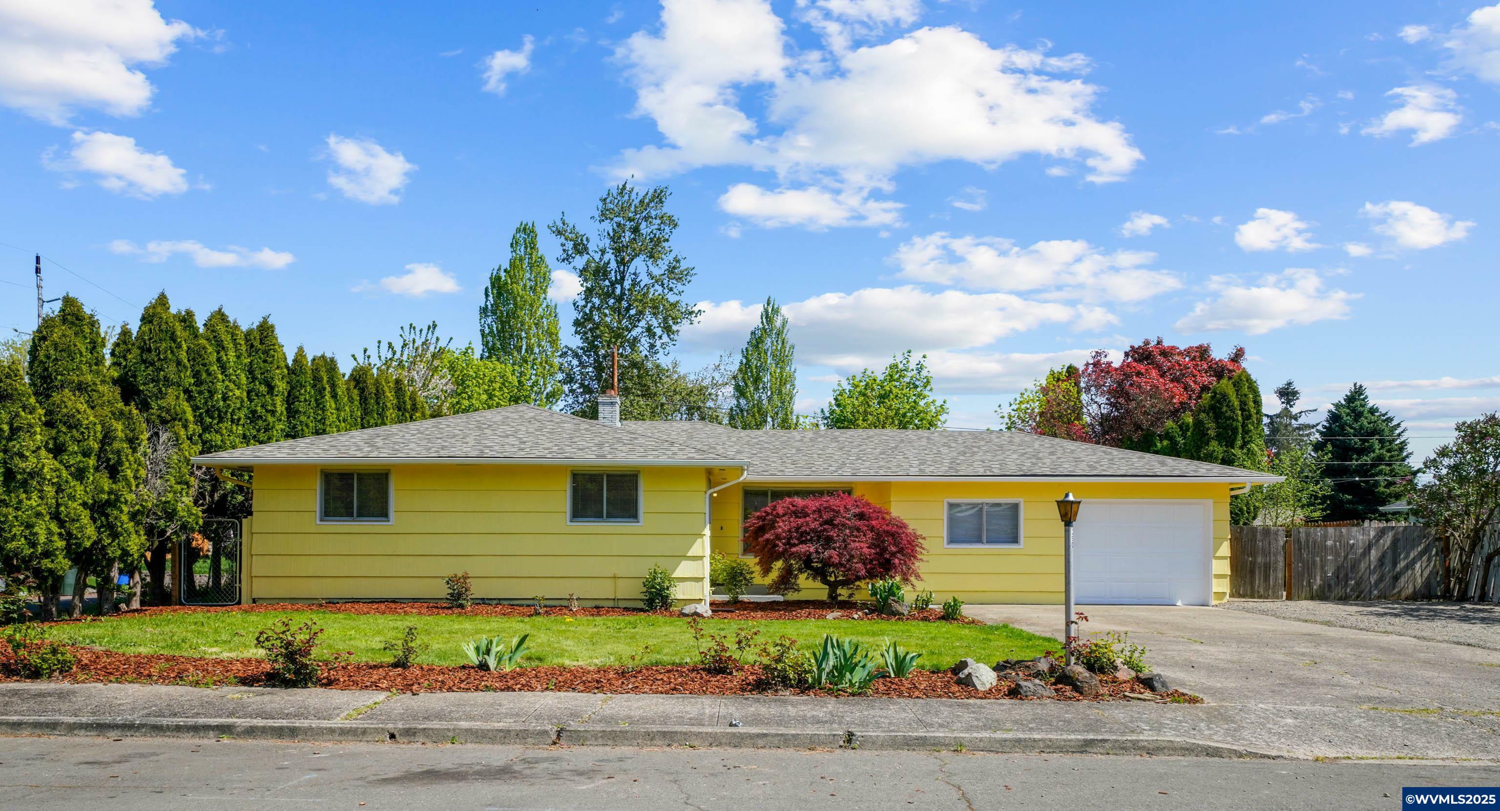 Property Photo: 290 44th Pl NE OR 97301