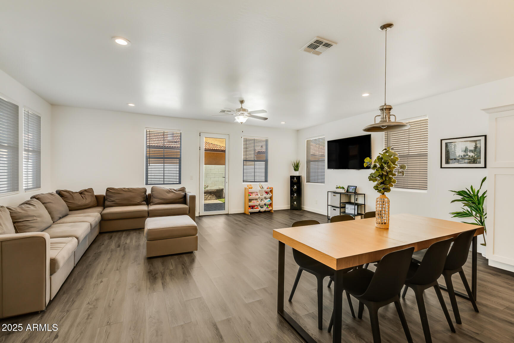 Property Photo:  3218 W Glendale Avenue 8  AZ 85051 