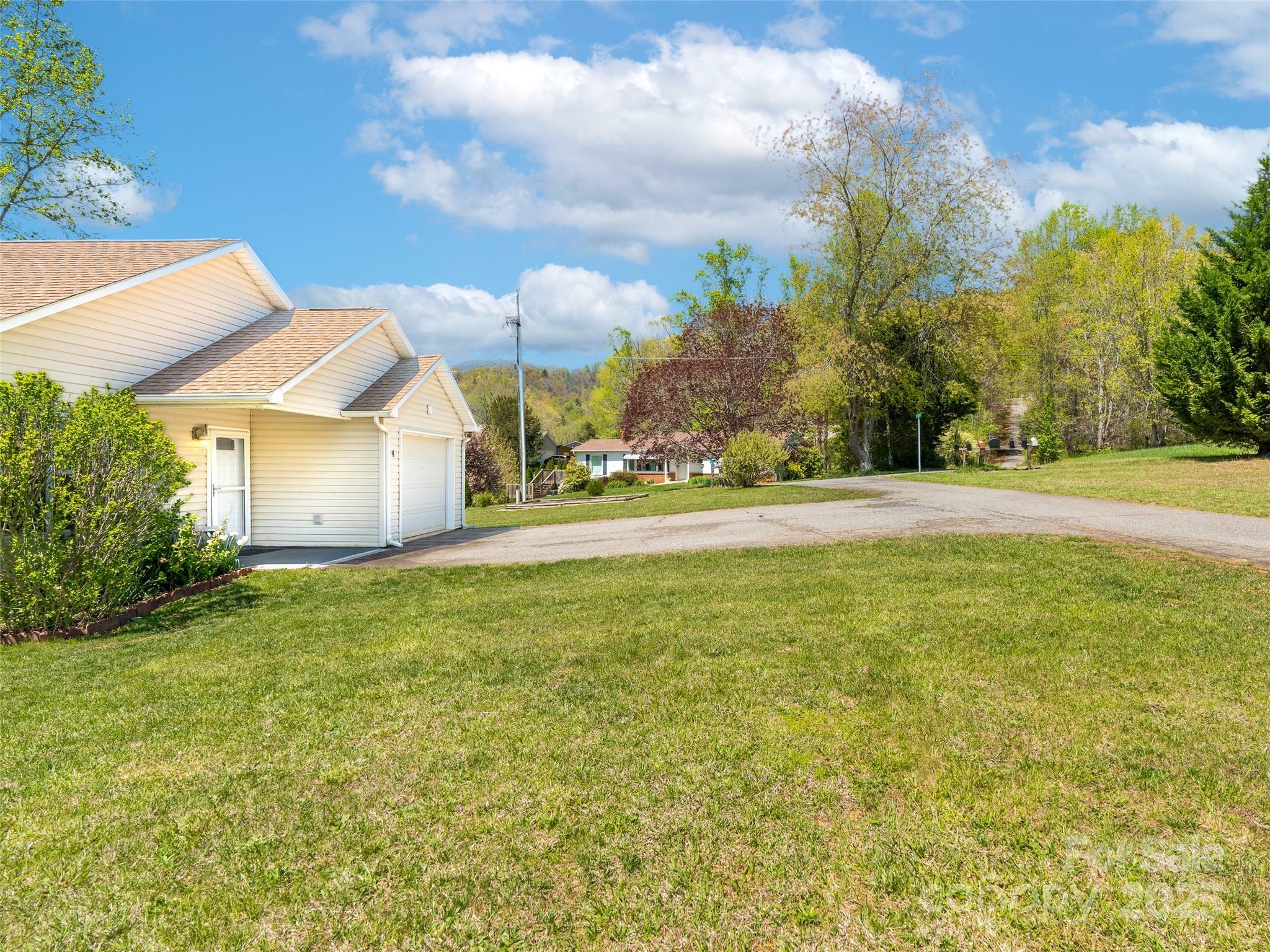 Property Photo: 4 High Mountain Lane NC 28715