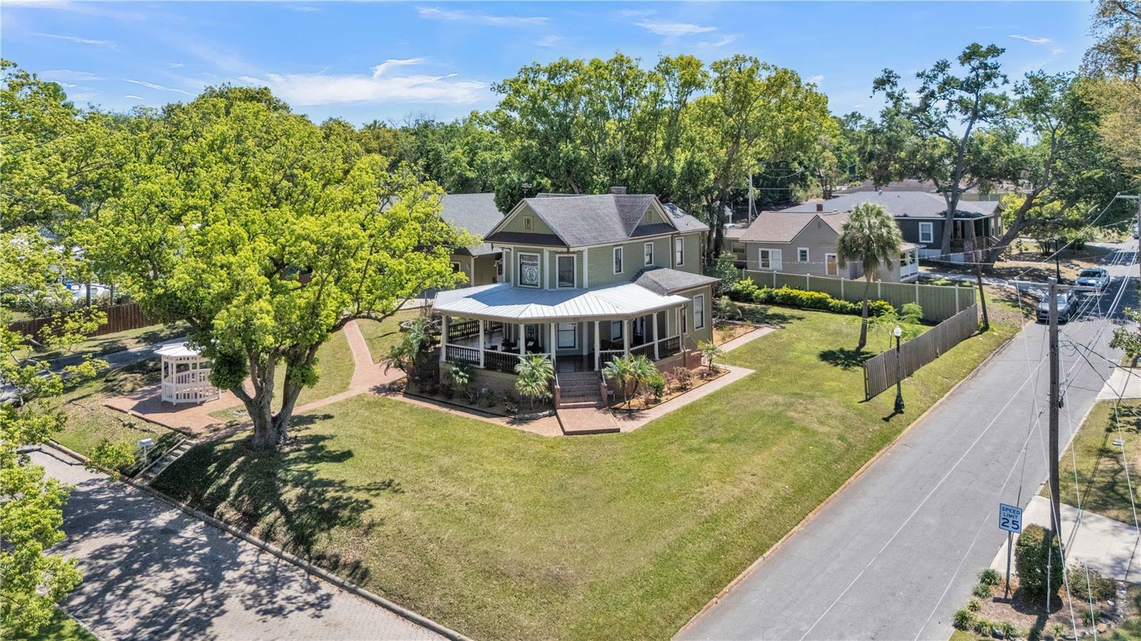 Property Photo: 822 W Patterson St FL 33803