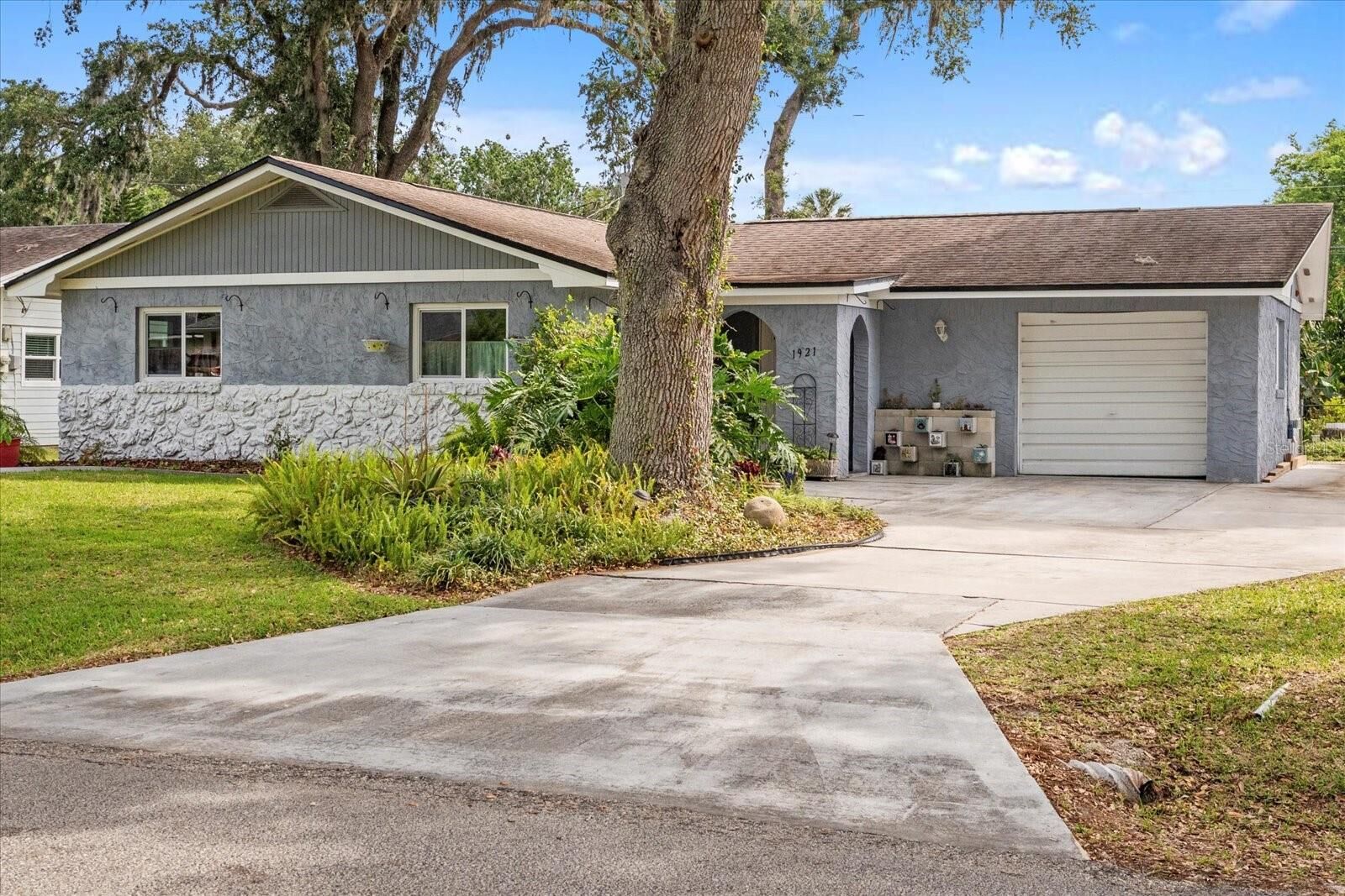 Property Photo: 1921 Pine Tree Drive FL 32141