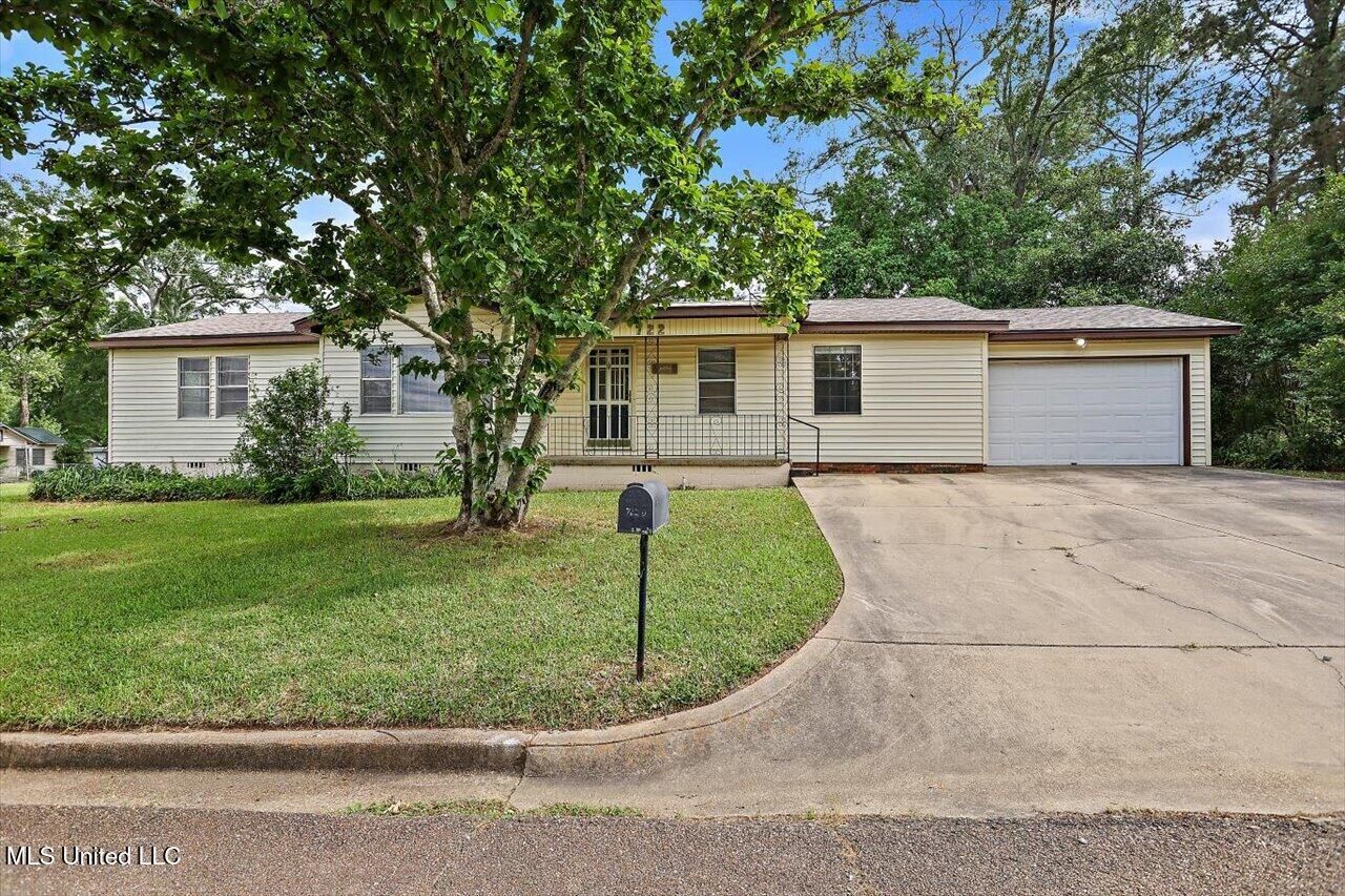 Property Photo:  722 SE 1st Street  MS 39111 