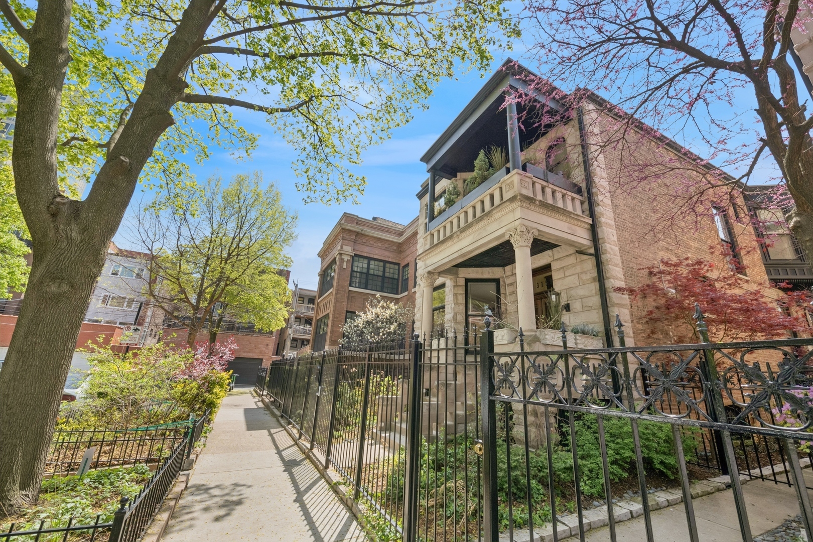 Property Photo: 3158 N Pine Grove Avenue IL 60657