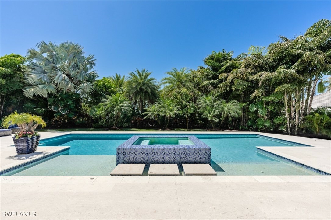 Property Photo: 702 Bobwhite Lane FL 34108